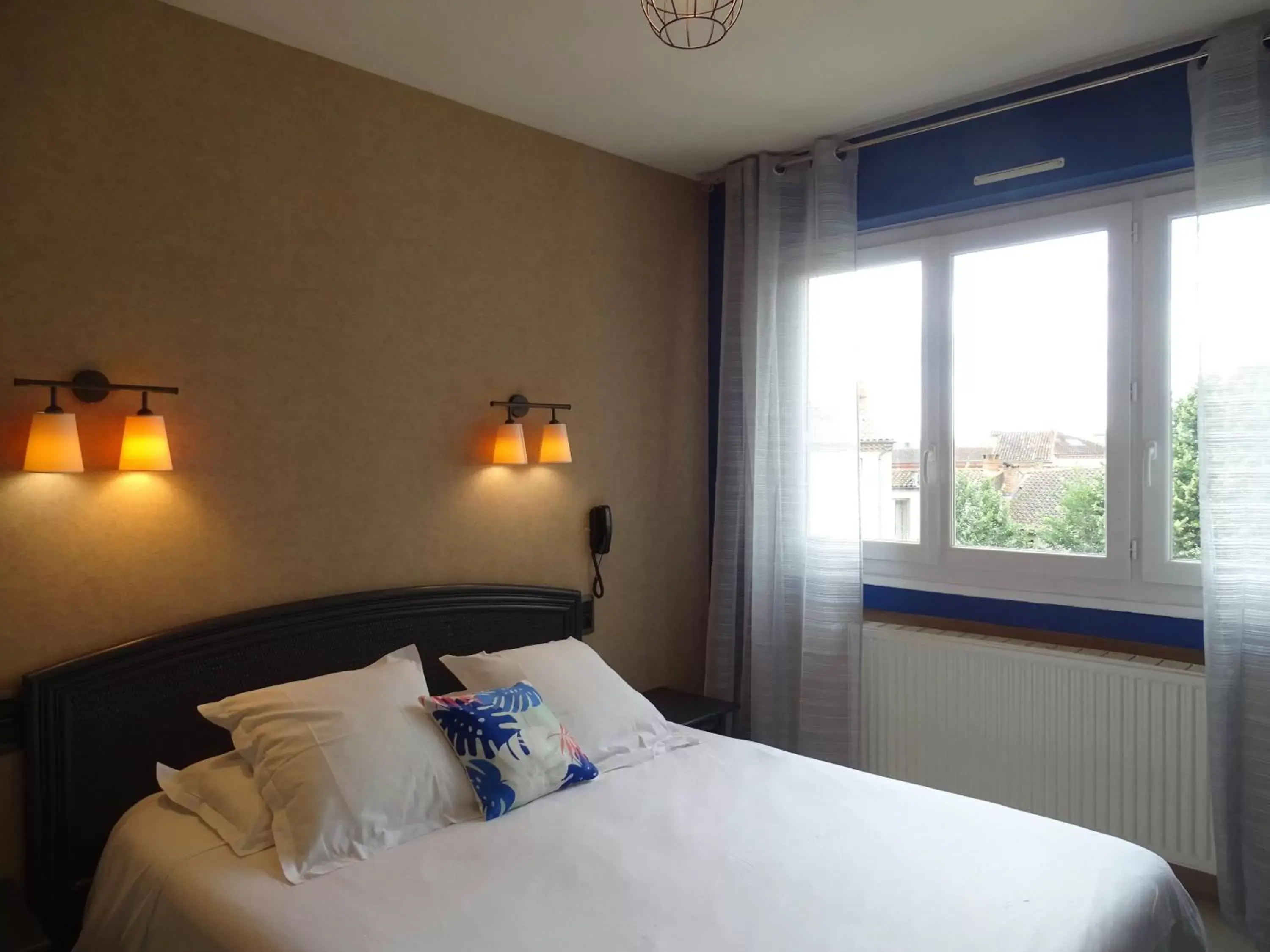 Bedroom, Bed in The Originals City, Hôtel Rive Droite, Albi "Quartier Madeleine"