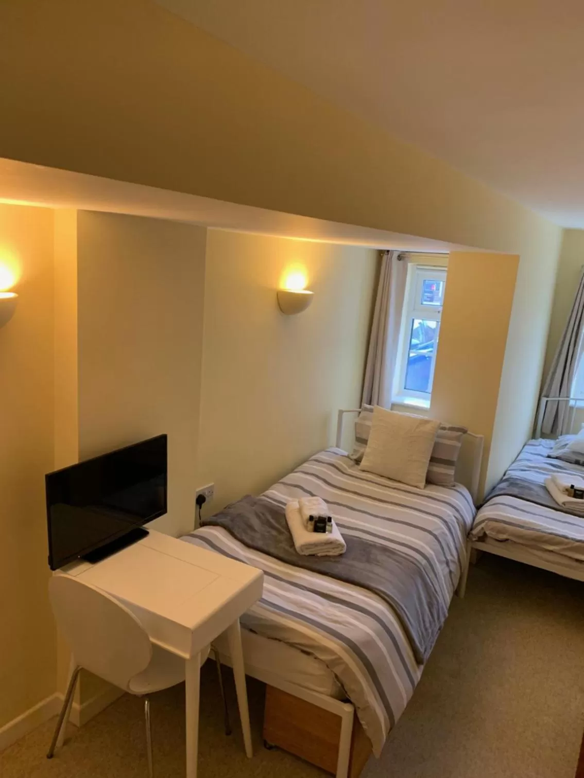 Photo of the whole room, Bed in The Holly Tree