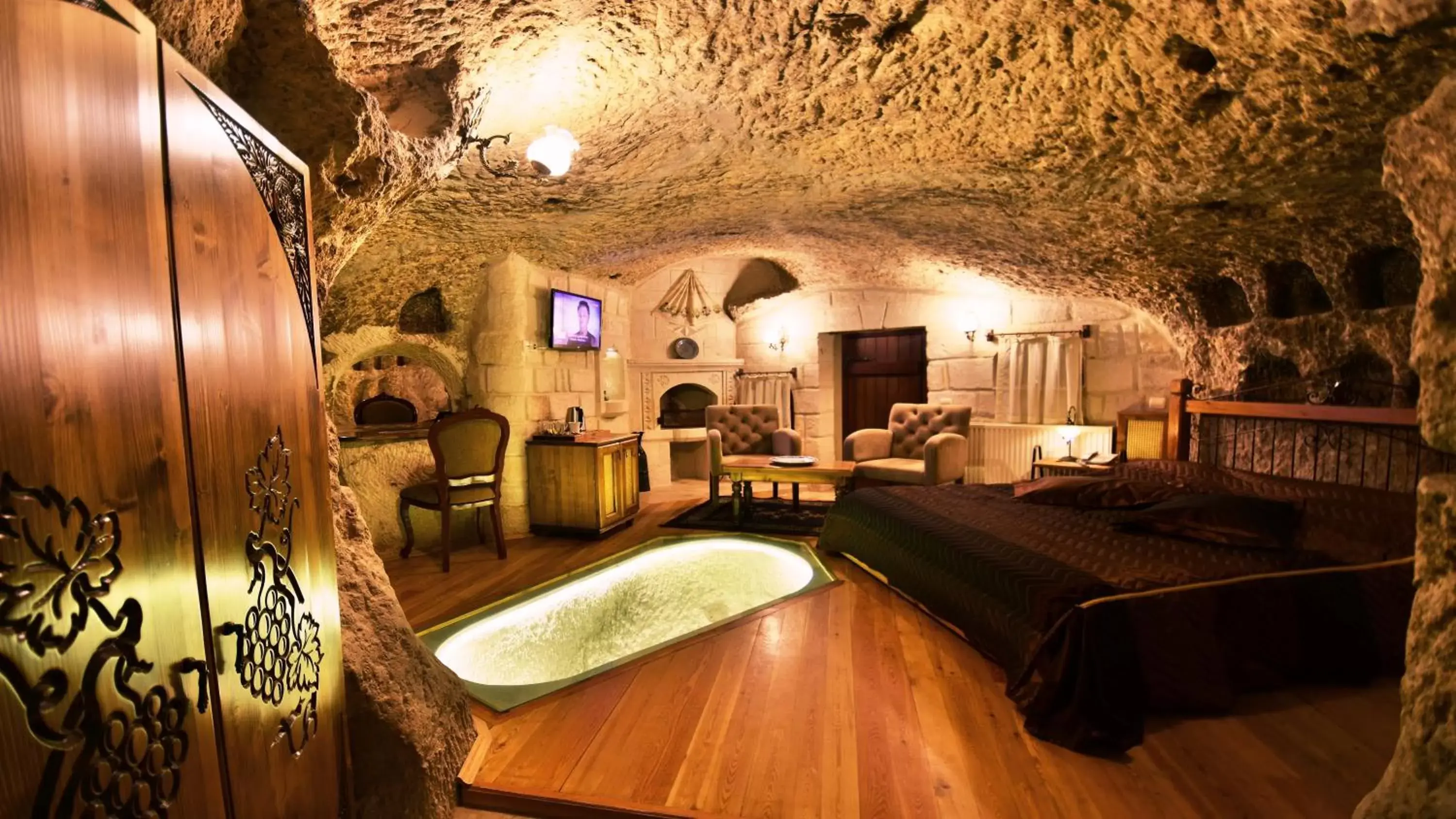 Photo of the whole room in Harman Cave Hotel