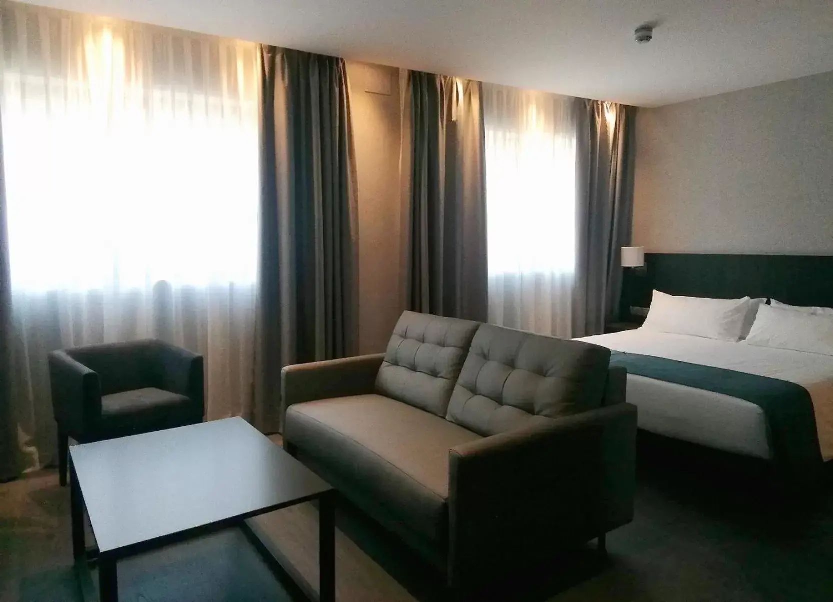 Photo of the whole room, Seating Area in HG City Suites Barcelona