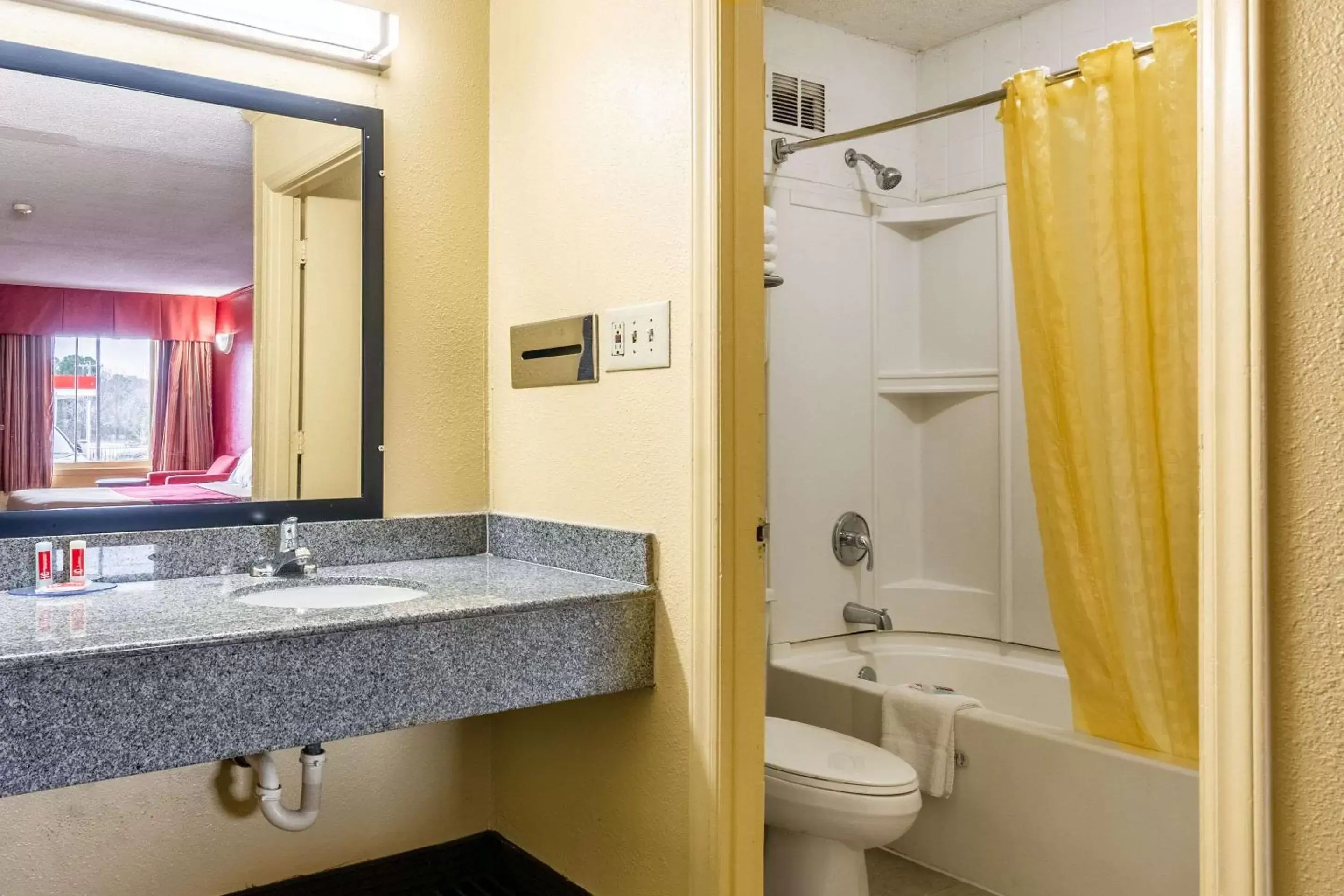 Bathroom in Econo Lodge Charlotte Airport Area