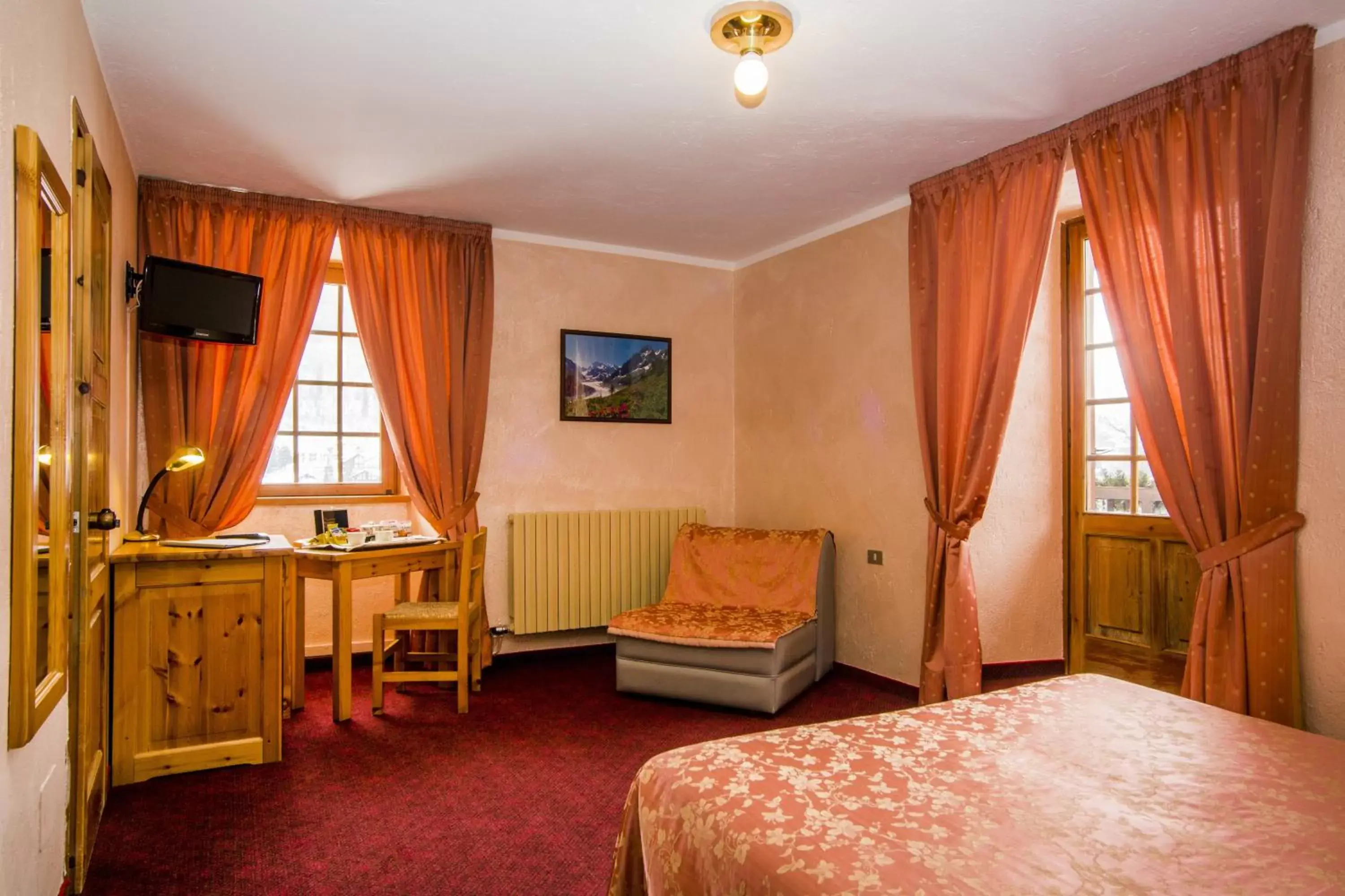 Photo of the whole room, TV/Entertainment Center in Hotel Des Glaciers