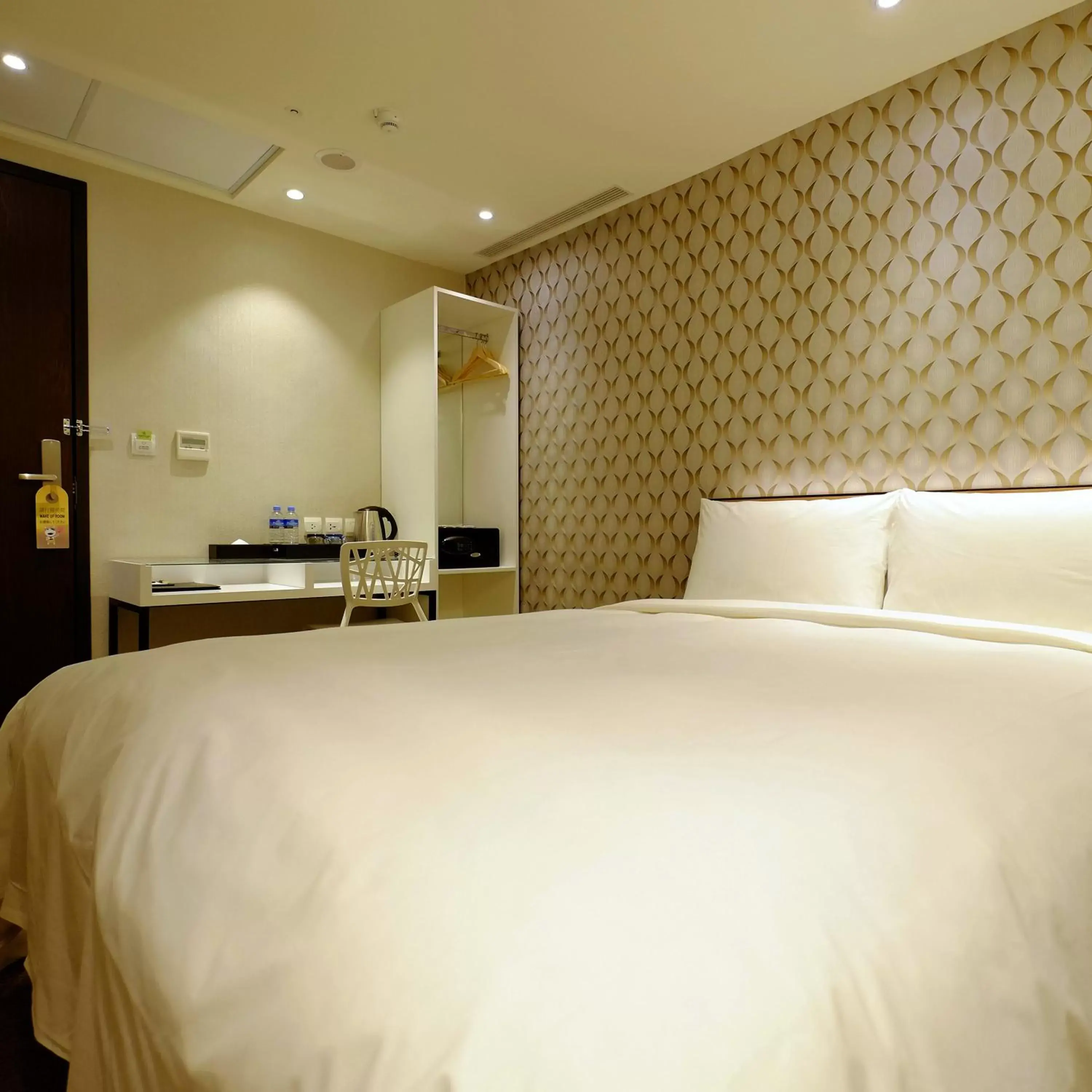 Photo of the whole room, Bed in Hotel Puri Taipei Station Branch