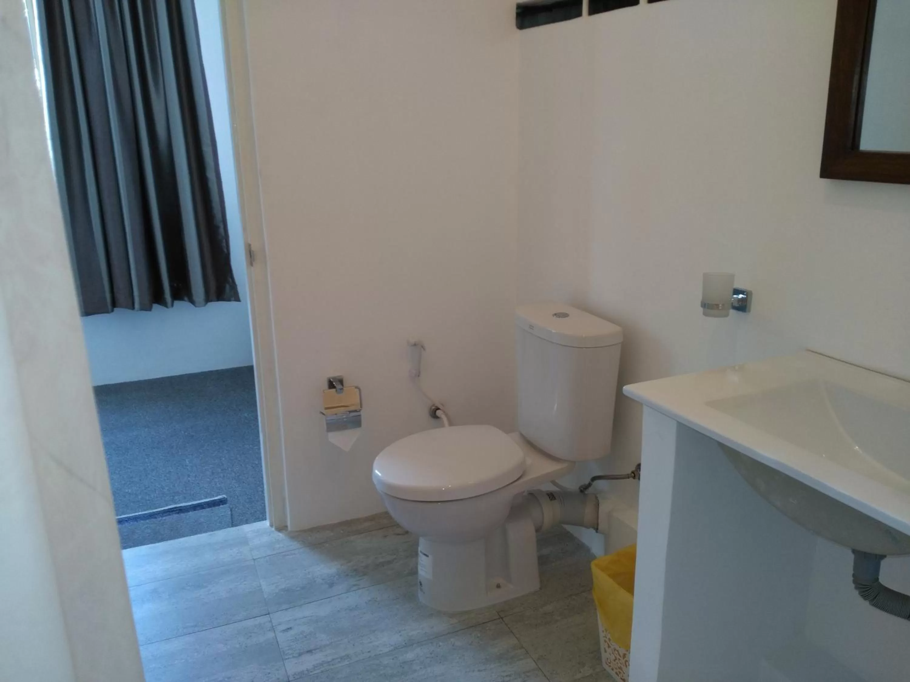 Property building, Bathroom in West Inn Colombo
