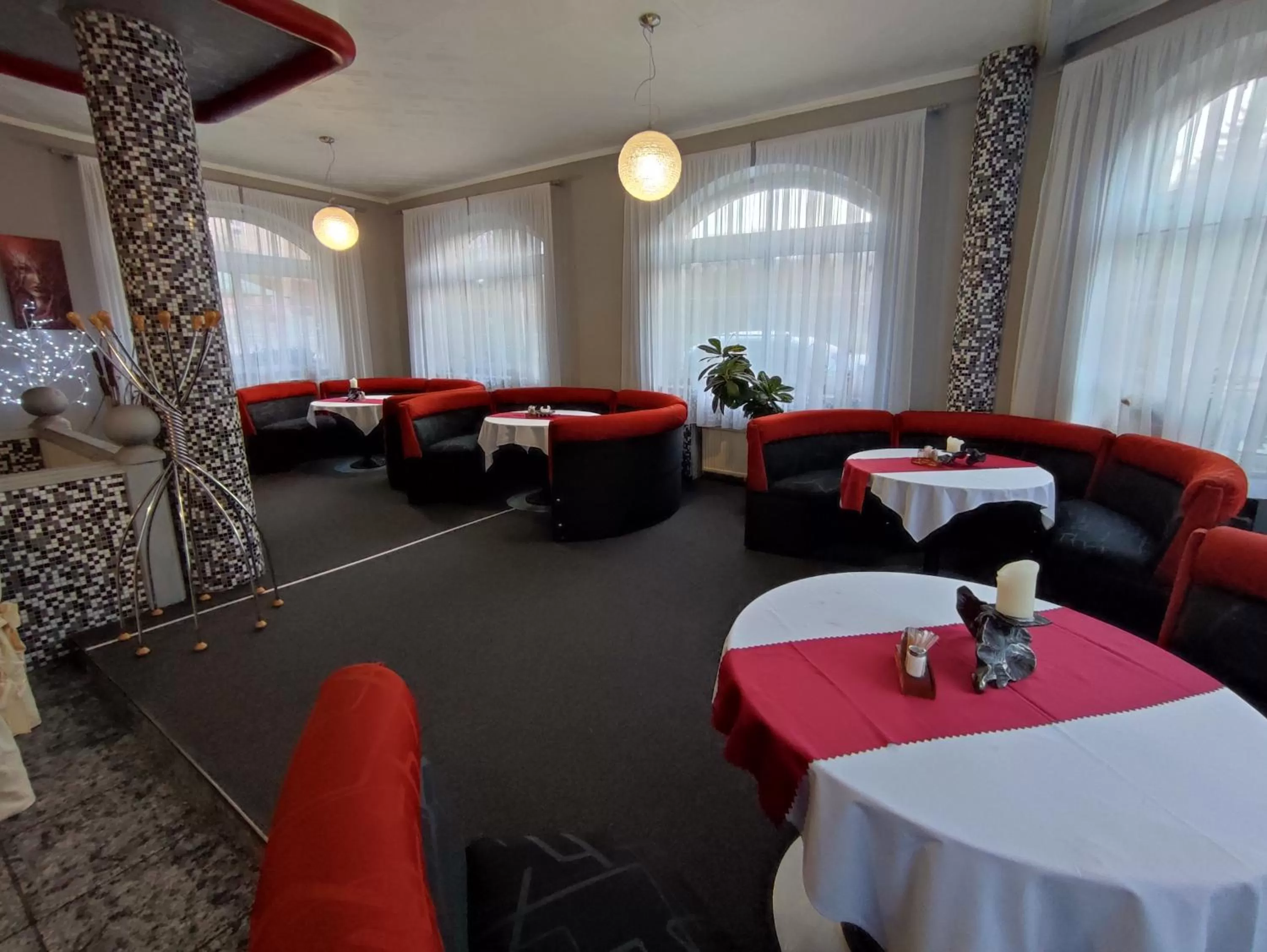 Restaurant/places to eat in Hotel Bohemia Excellent