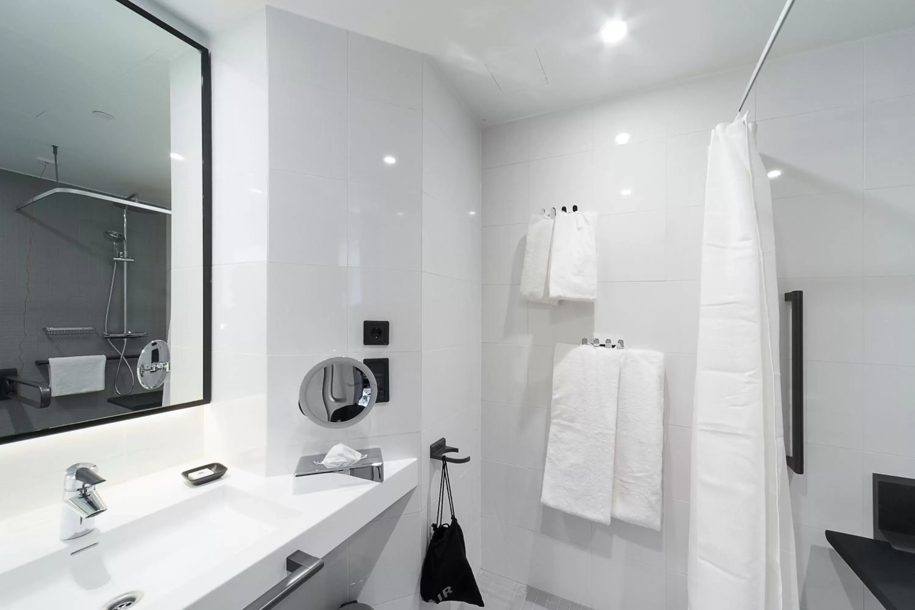 Photo of the whole room, Bathroom in Holiday Inn Helsinki - Expo, an IHG Hotel