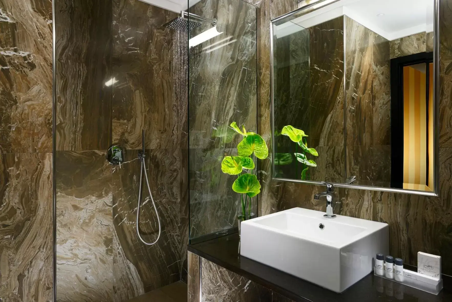 Shower, Bathroom in Hotel Savoy