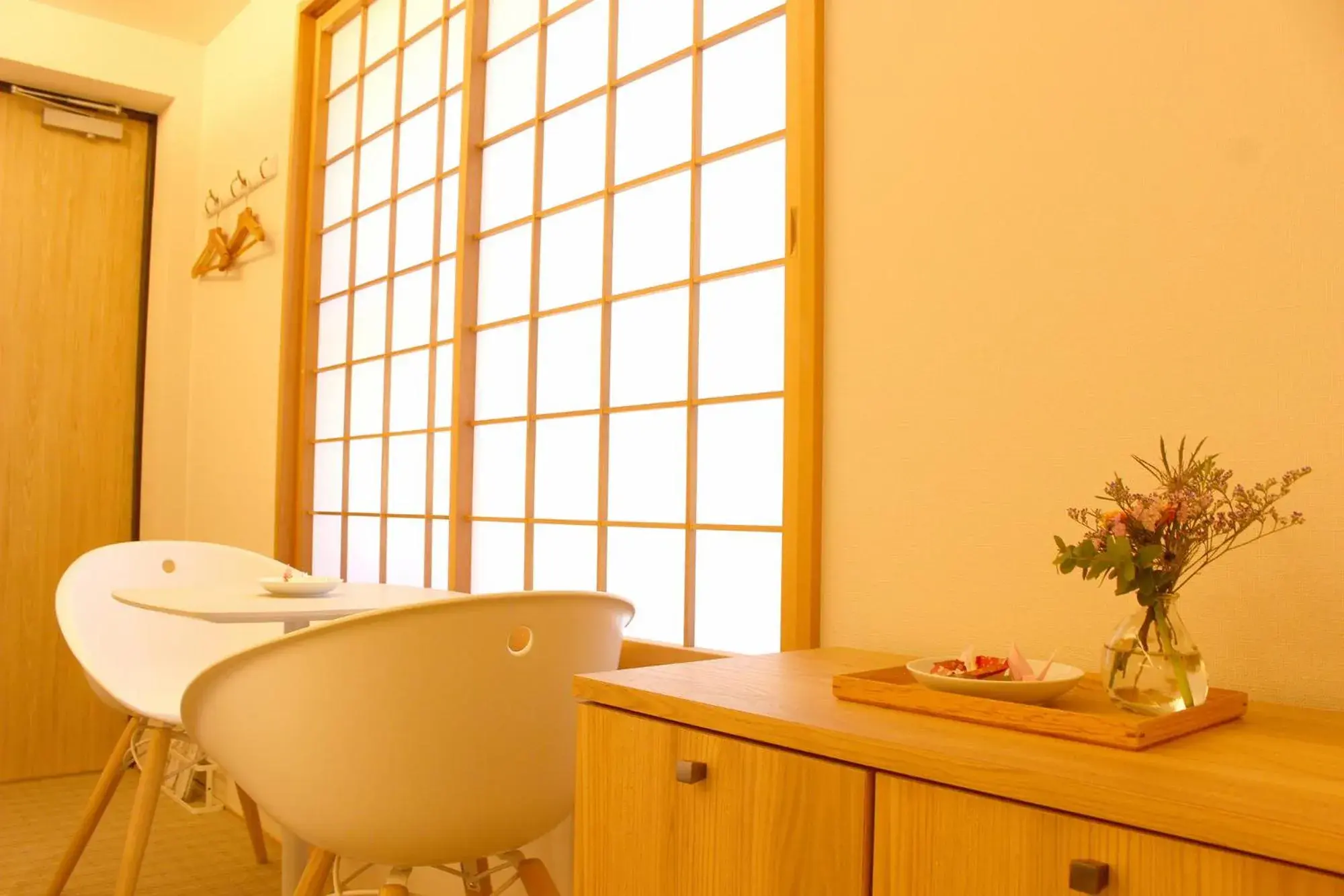 Seating area, Bathroom in Hachi Inn