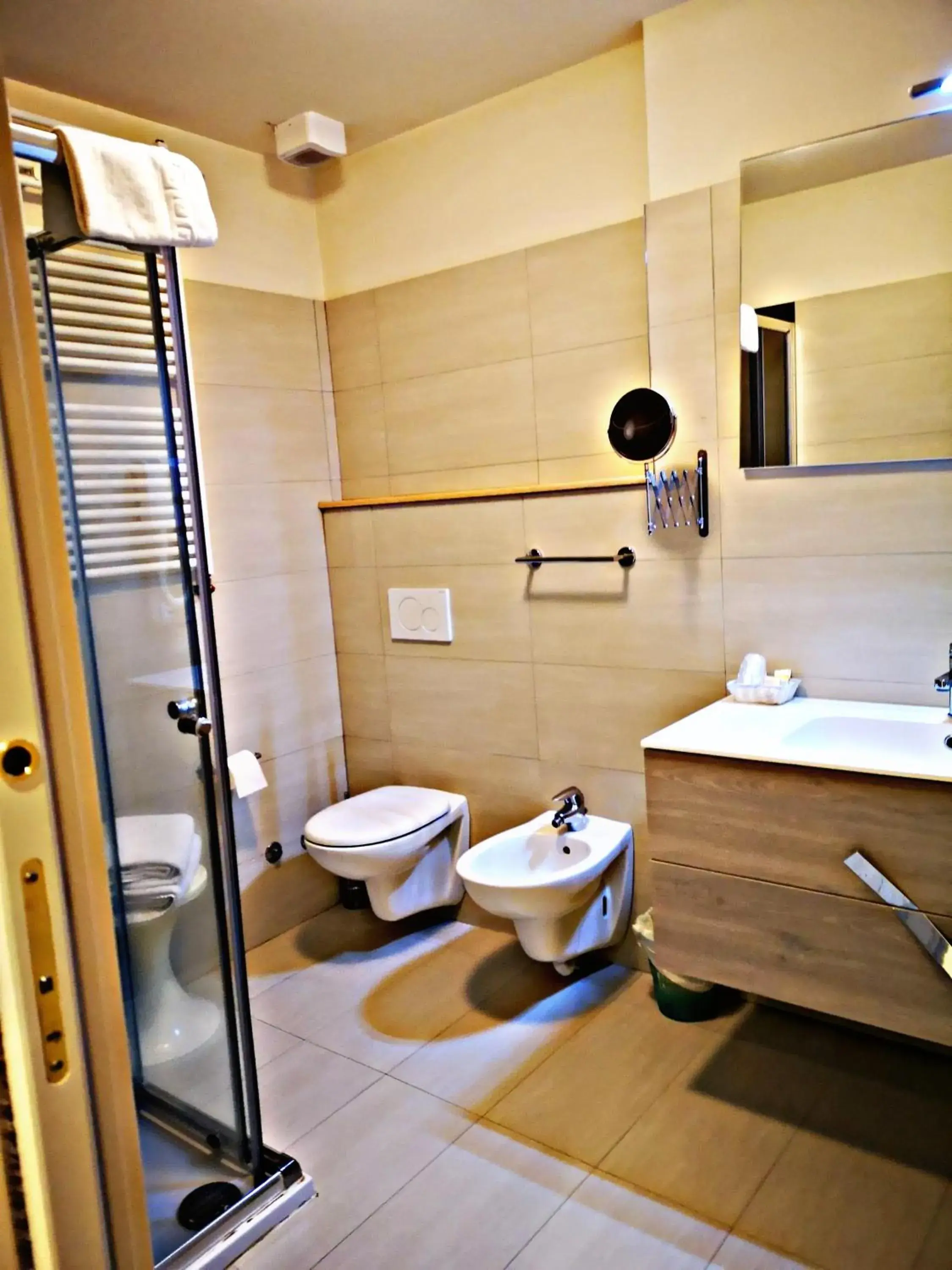 Shower, Bathroom in Hotel Ambra