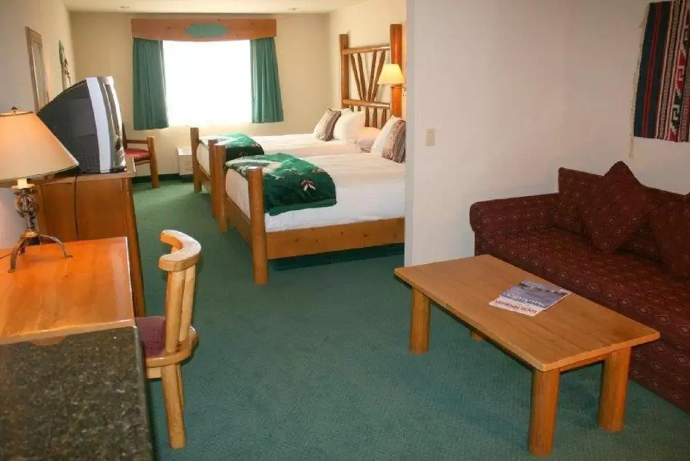 Seating area, Bed in Best Western Plus Kentwood Lodge