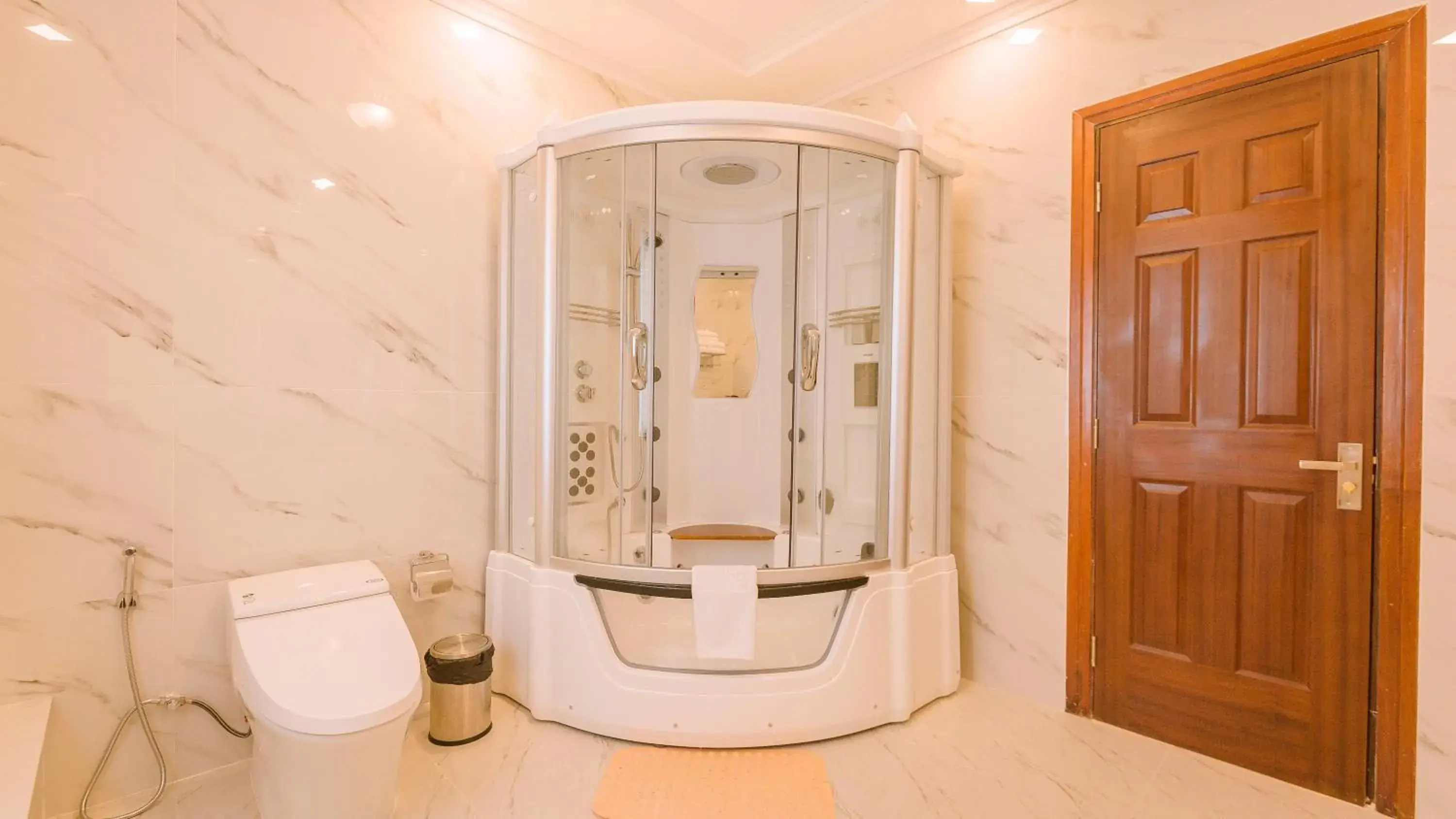 Shower, Bathroom in Hotel Du Lys