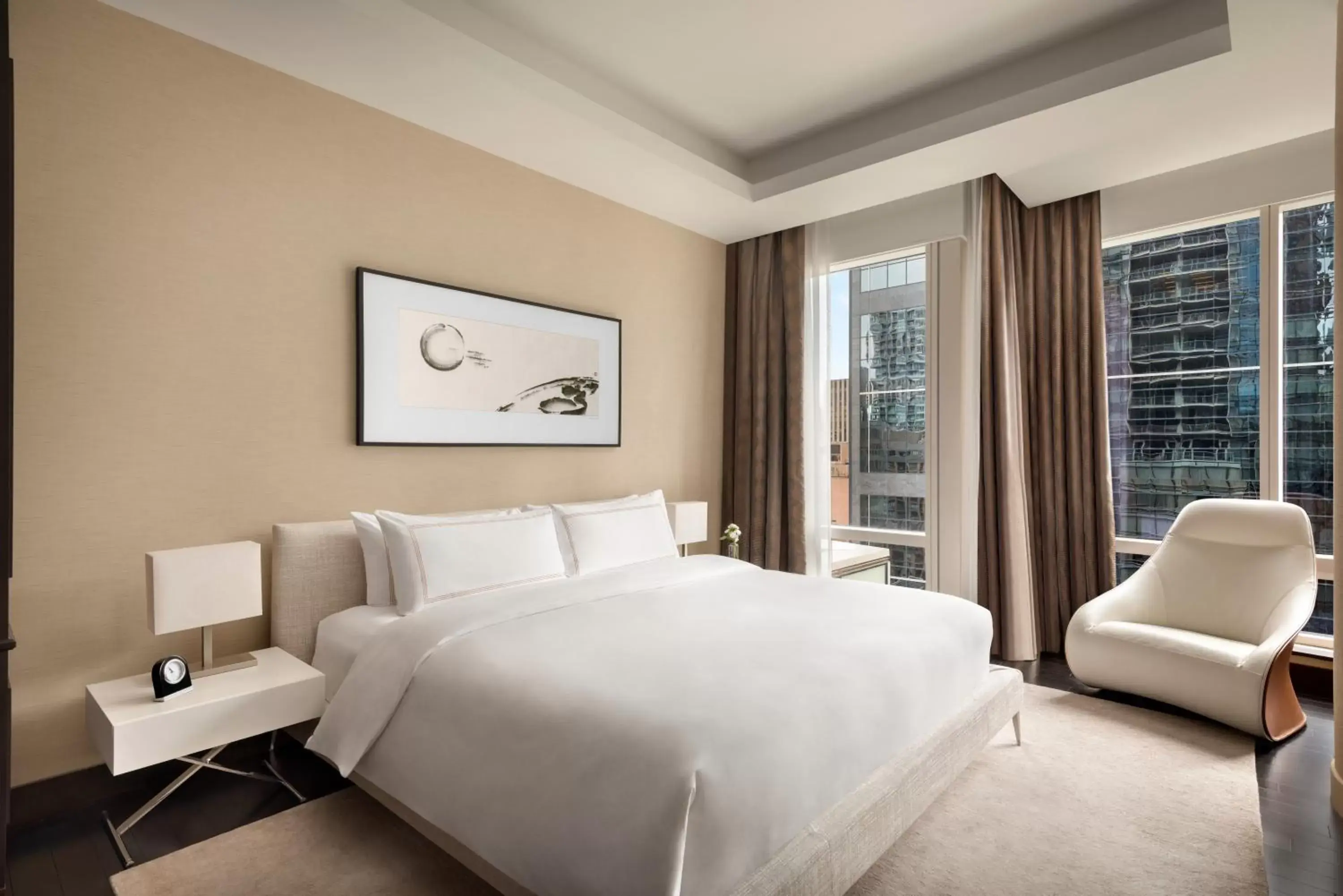 Bedroom, Bed in Shangri-La Toronto