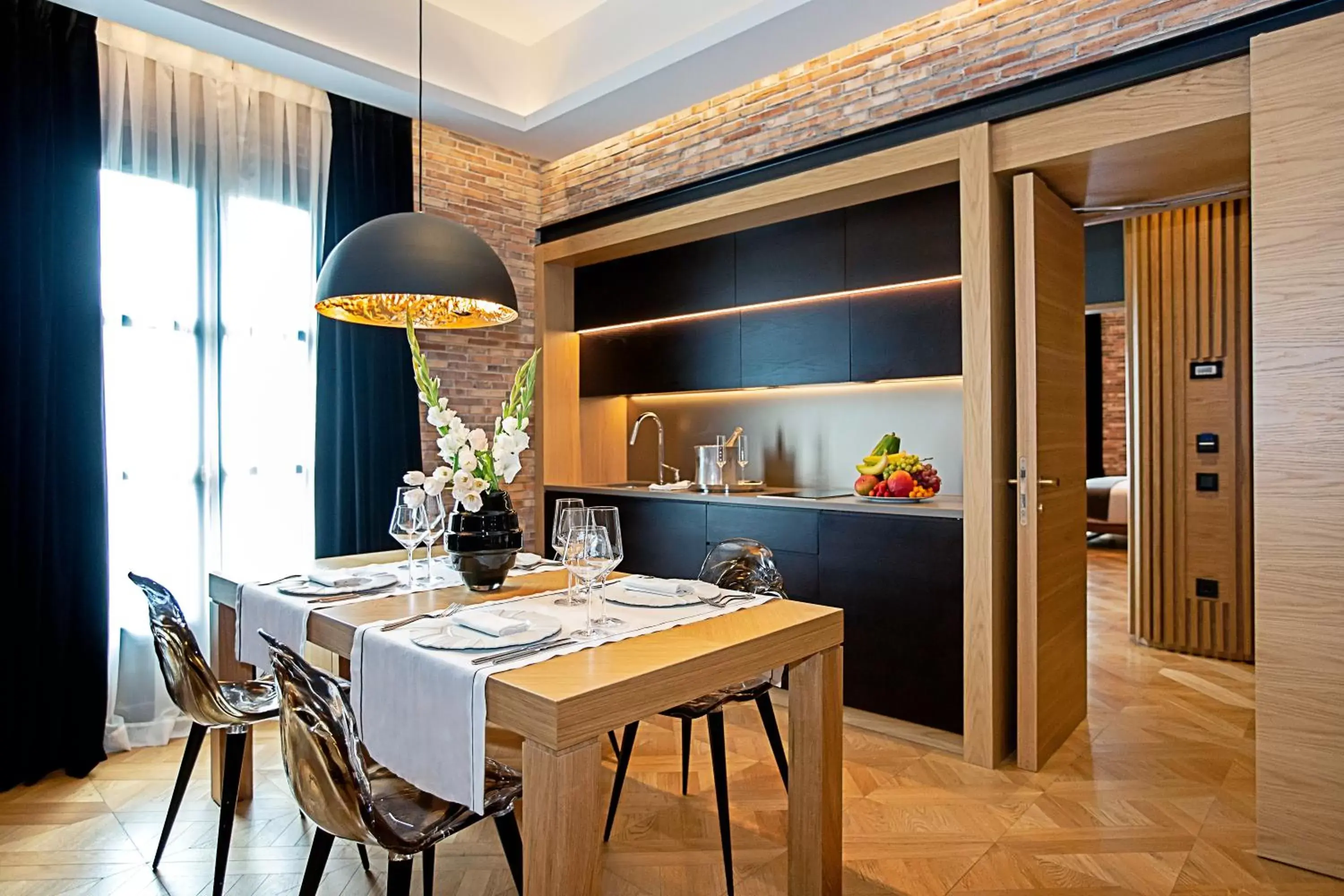 Kitchen or kitchenette, Restaurant/Places to Eat in Monument Hotel