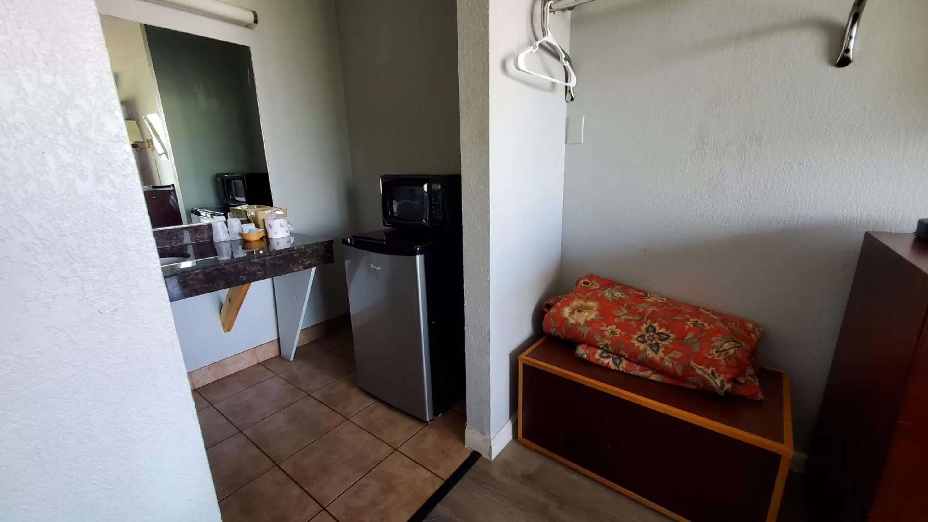 minibar in Starway Inn