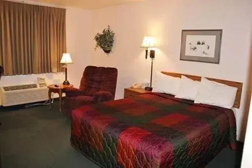 Bed in Colstrip Inn & Suites