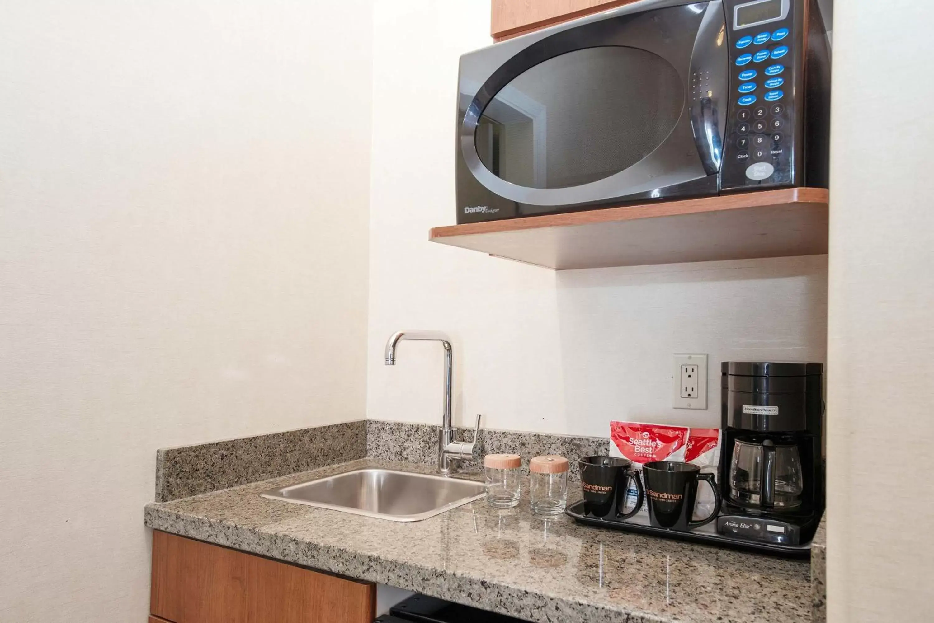 Photo of the whole room, Kitchen/Kitchenette in Sandman Hotel & Suites Calgary West