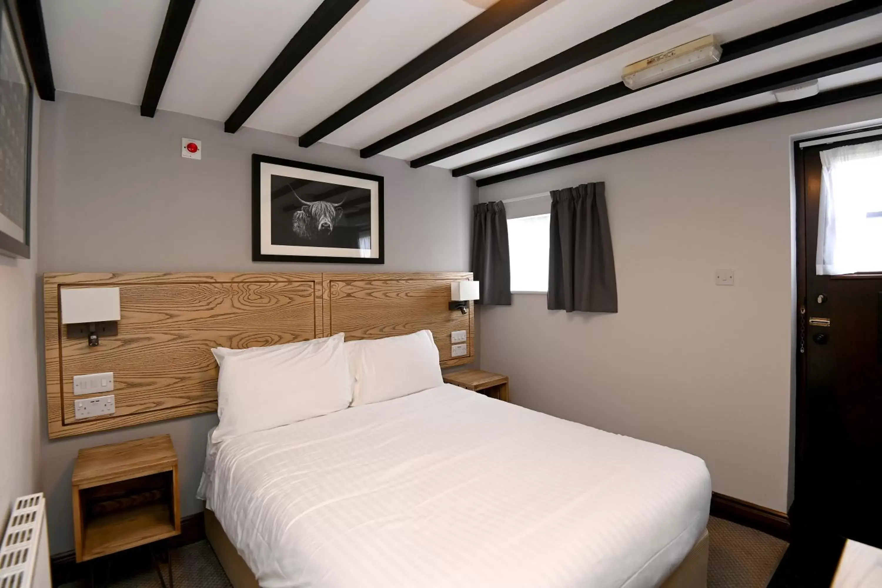 Bedroom, Bed in Swan, Thatcham by Marston's Inns