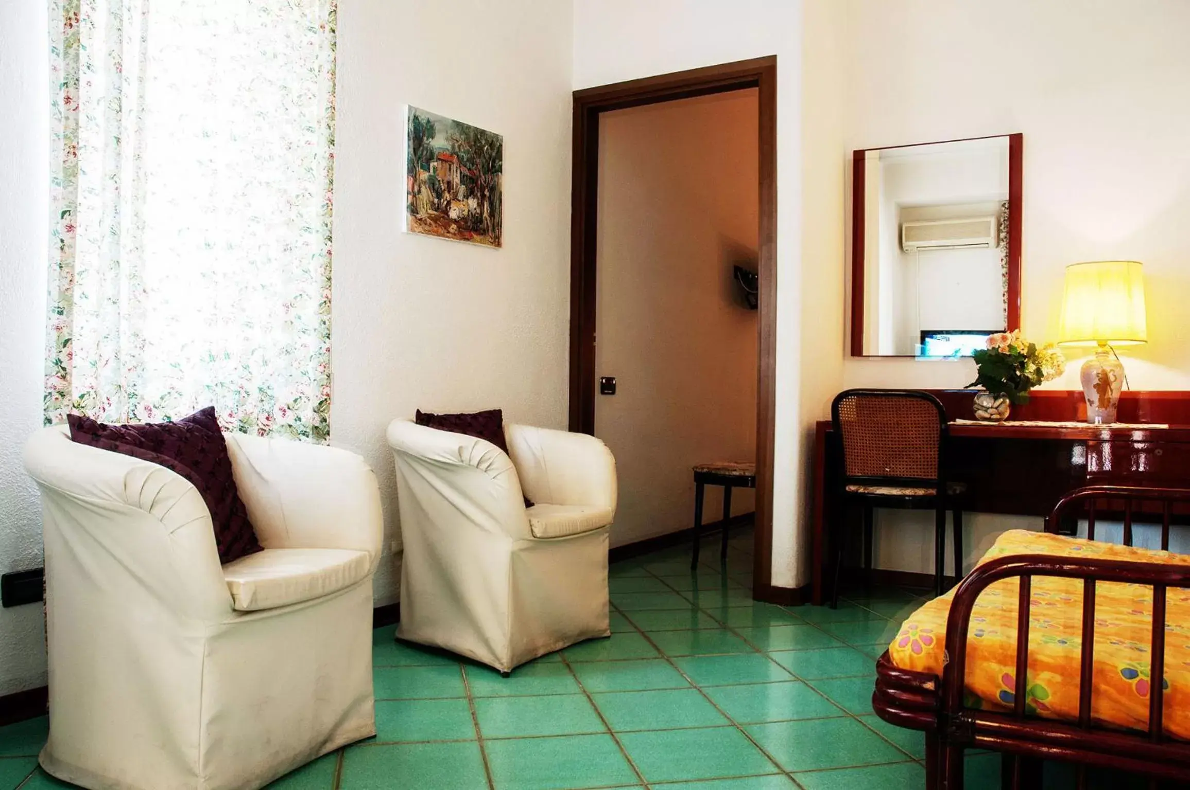 Shower, Seating Area in Hotel Annabelle