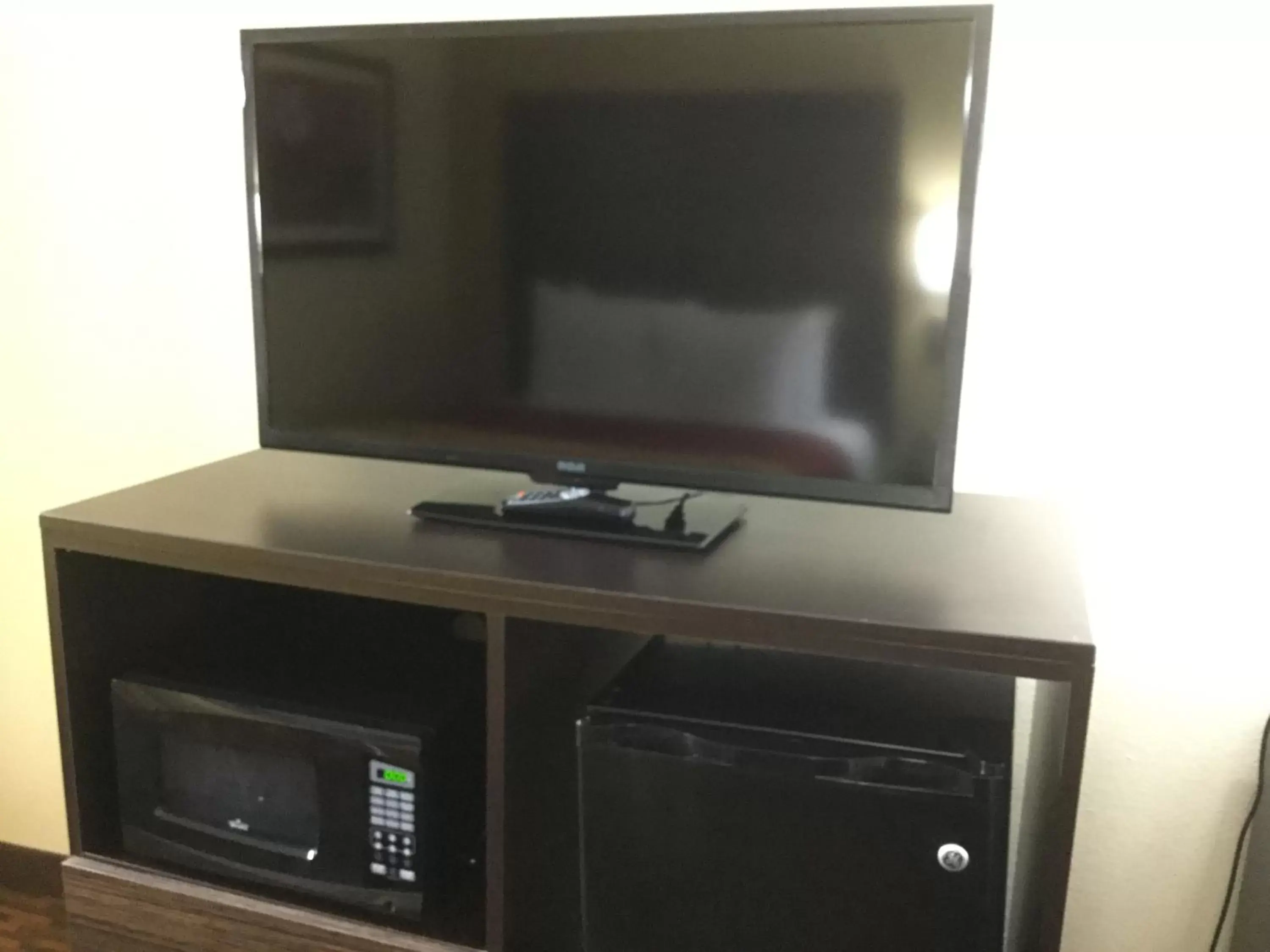 TV/Entertainment Center in Days Inn by Wyndham Dalton