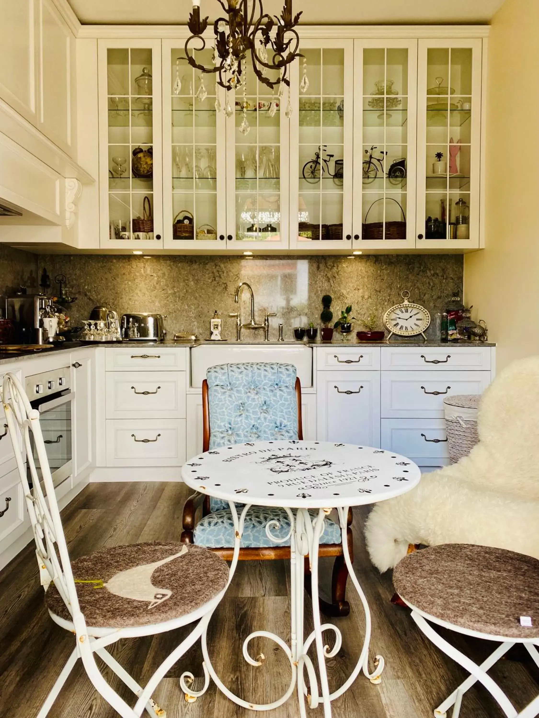 Lobby or reception, Kitchen/Kitchenette in The Mews Motel