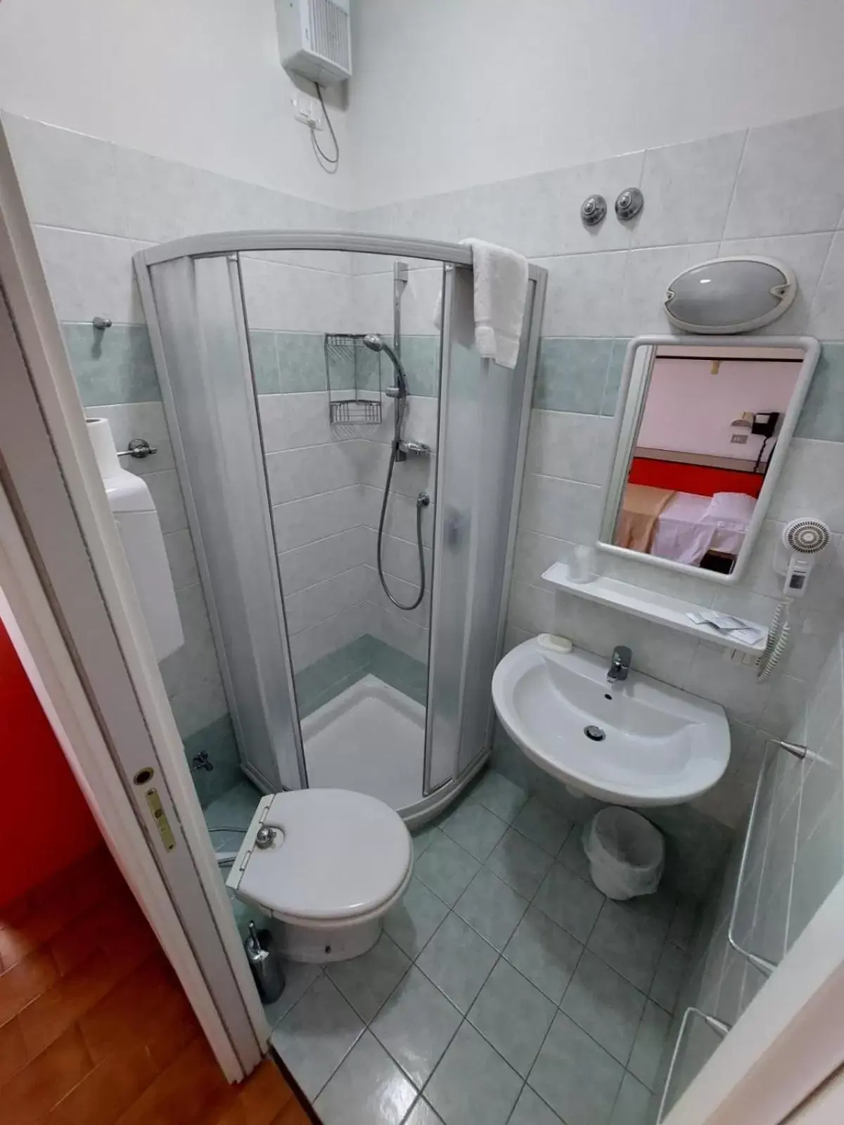 Shower, Bathroom in Hotel Zani