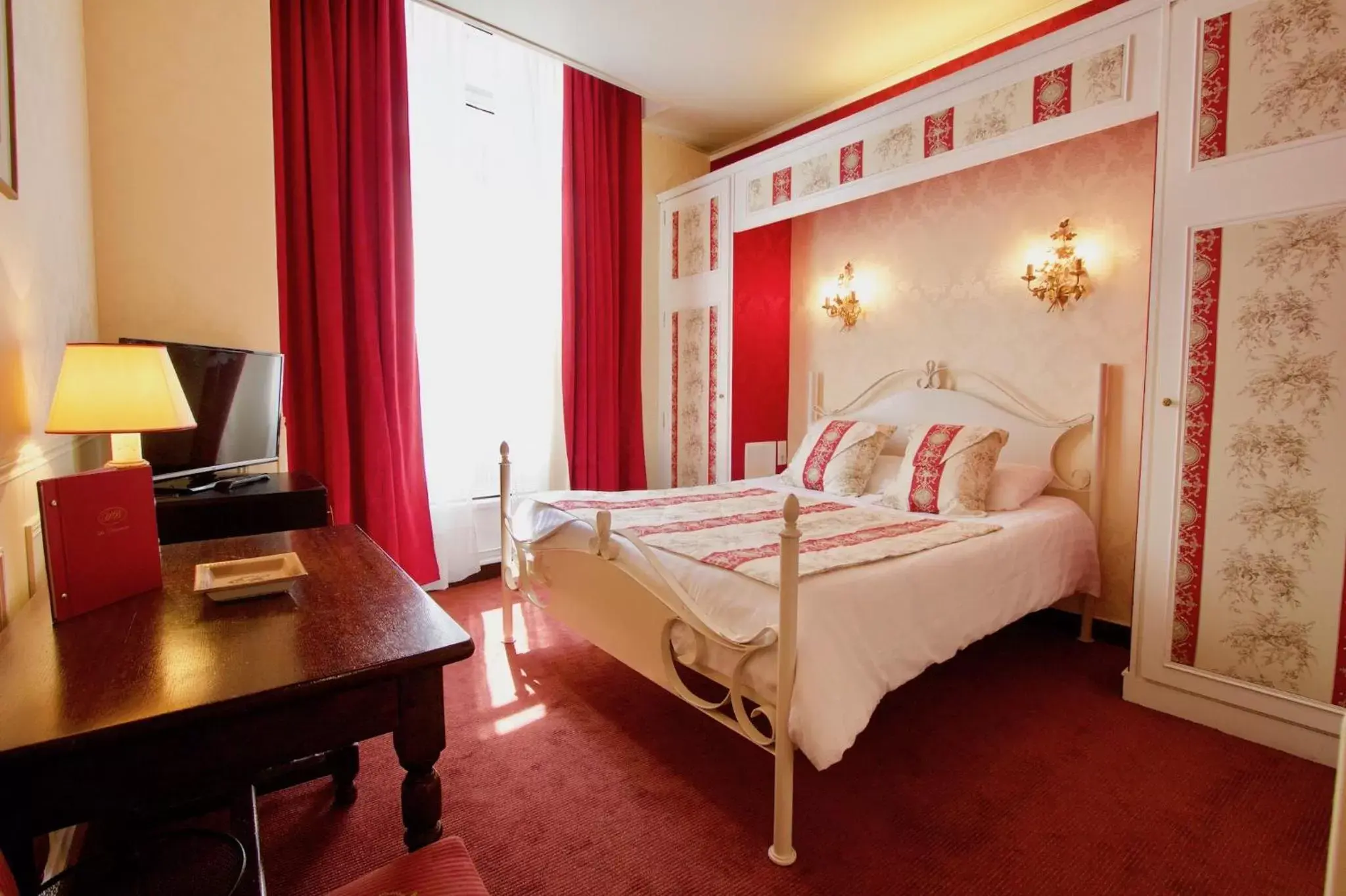 Photo of the whole room, Bed in Hotel de la Bretonnerie