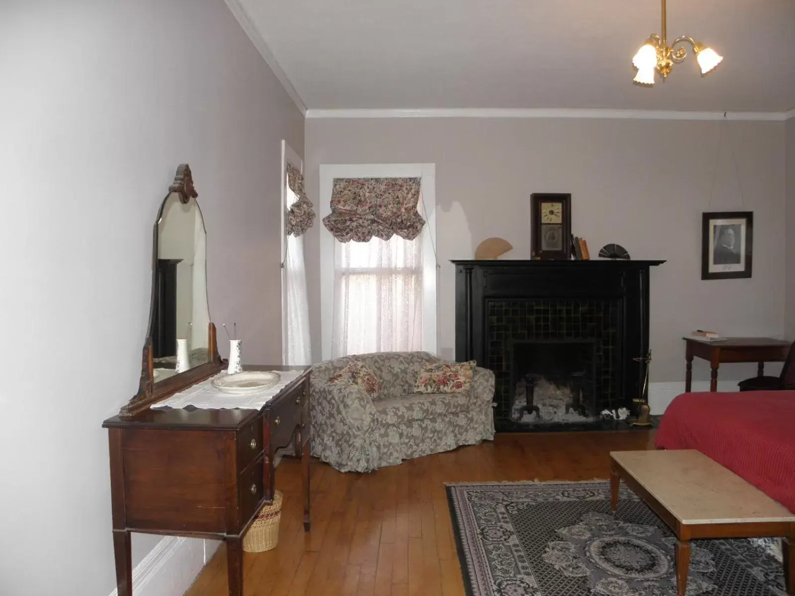 Photo of the whole room, TV/Entertainment Center in Lehmann House Bed & Breakfast