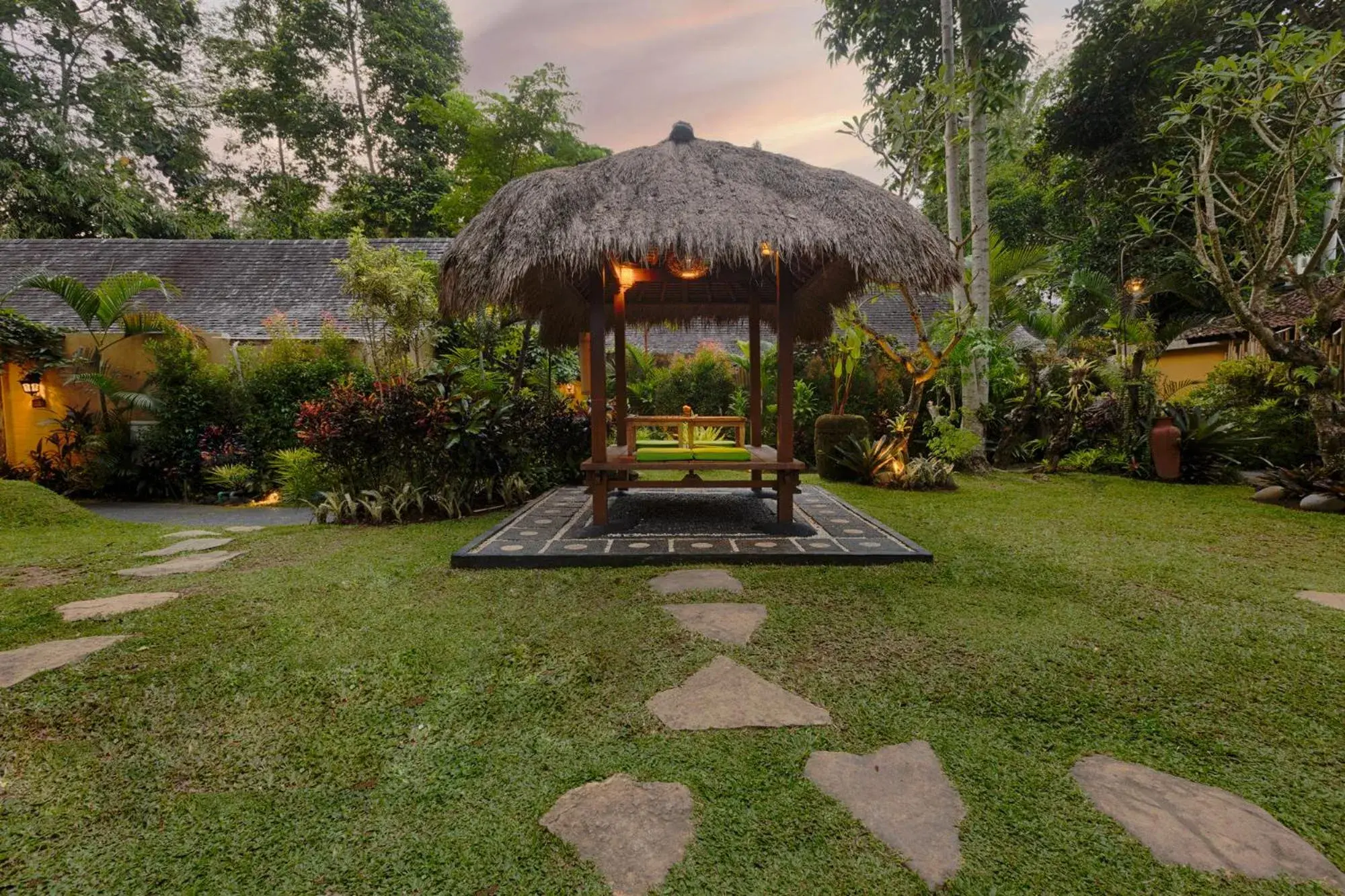 Restaurant/places to eat, Garden in Ubud Padi Villas