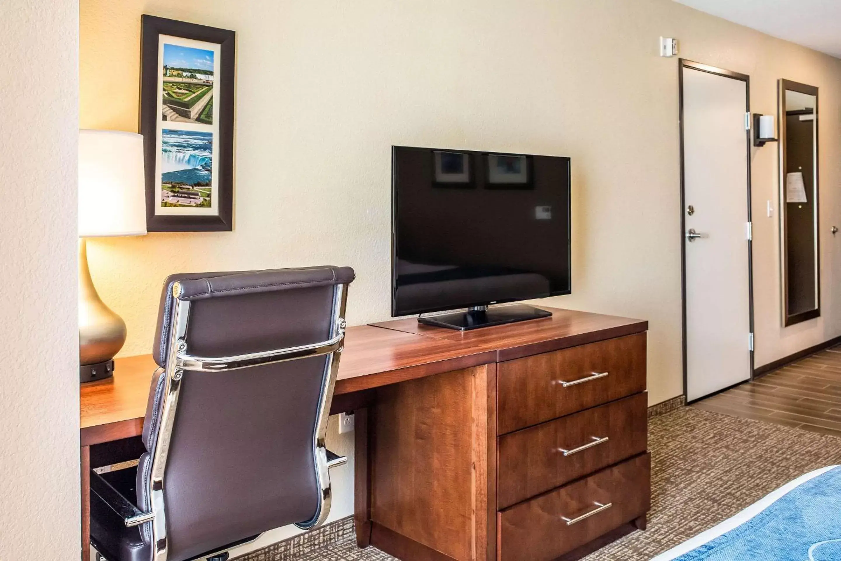 Photo of the whole room, TV/Entertainment Center in Comfort Inn & Suites Niagara Falls Blvd USA