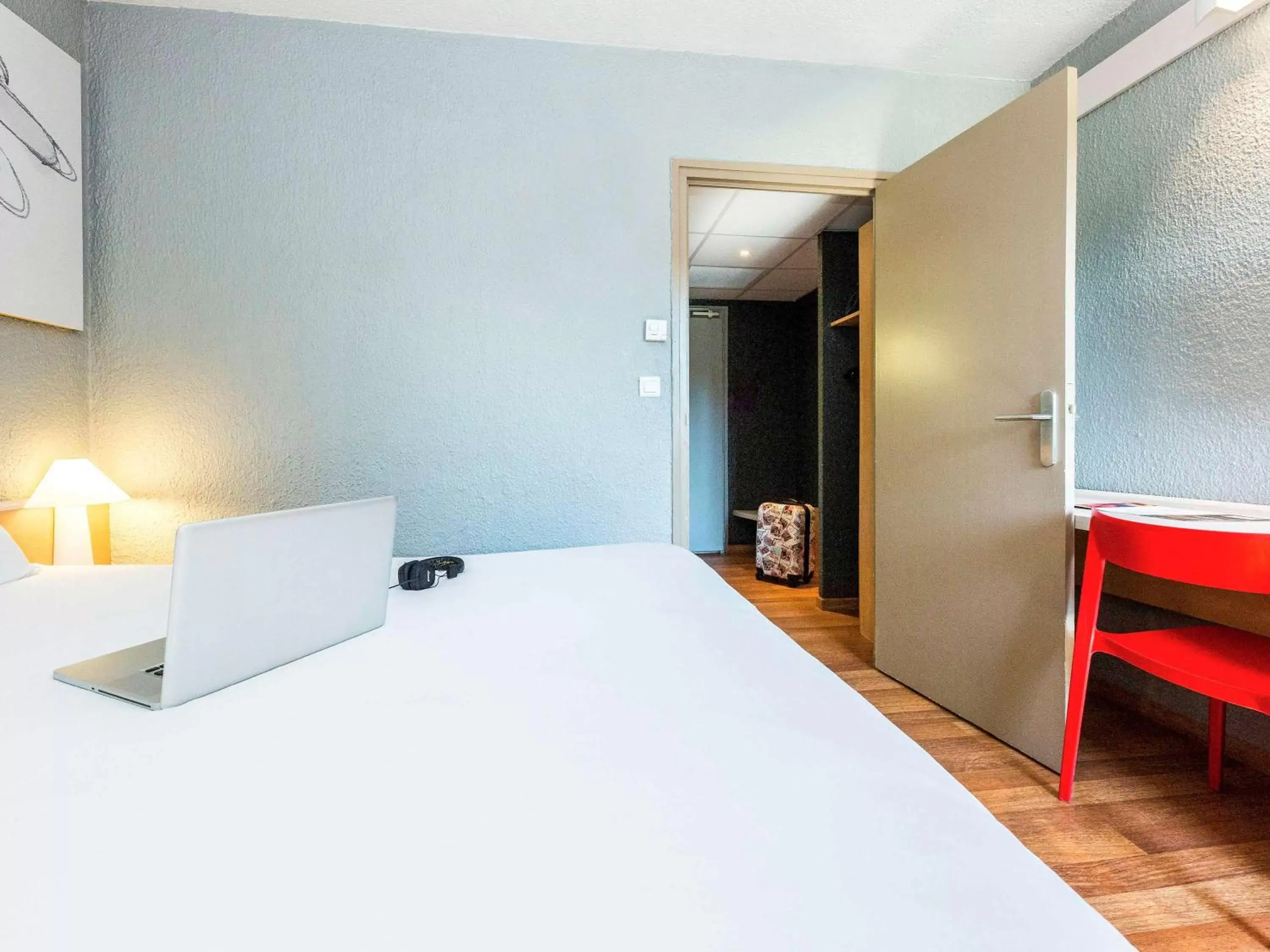 Photo of the whole room, Bed in ibis Montélimar Nord