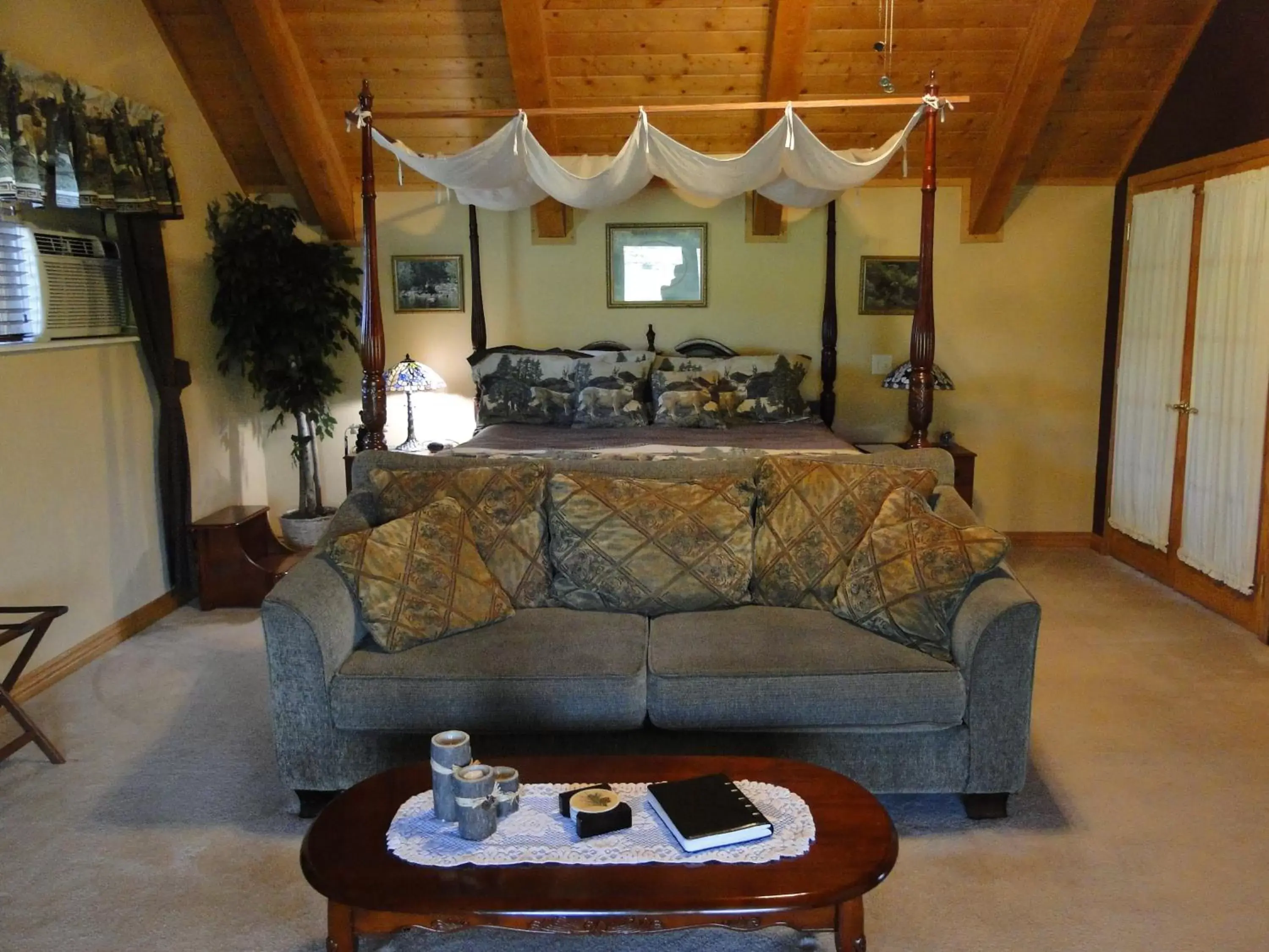 Photo of the whole room, Seating Area in Elkwood Manor Bed & Breakfast