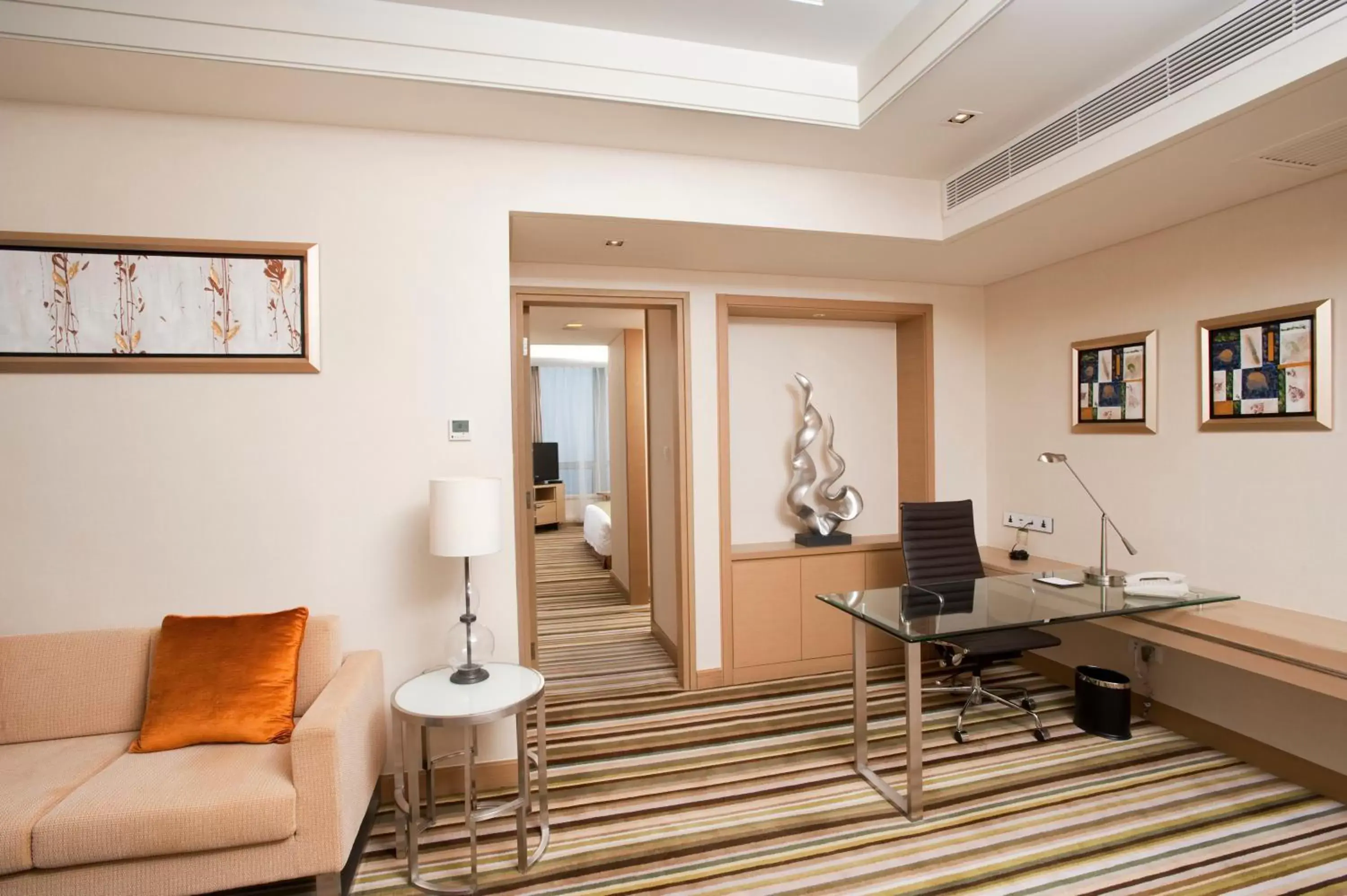 Bedroom, Seating Area in Holiday Inn Tianjin Riverside, an IHG Hotel