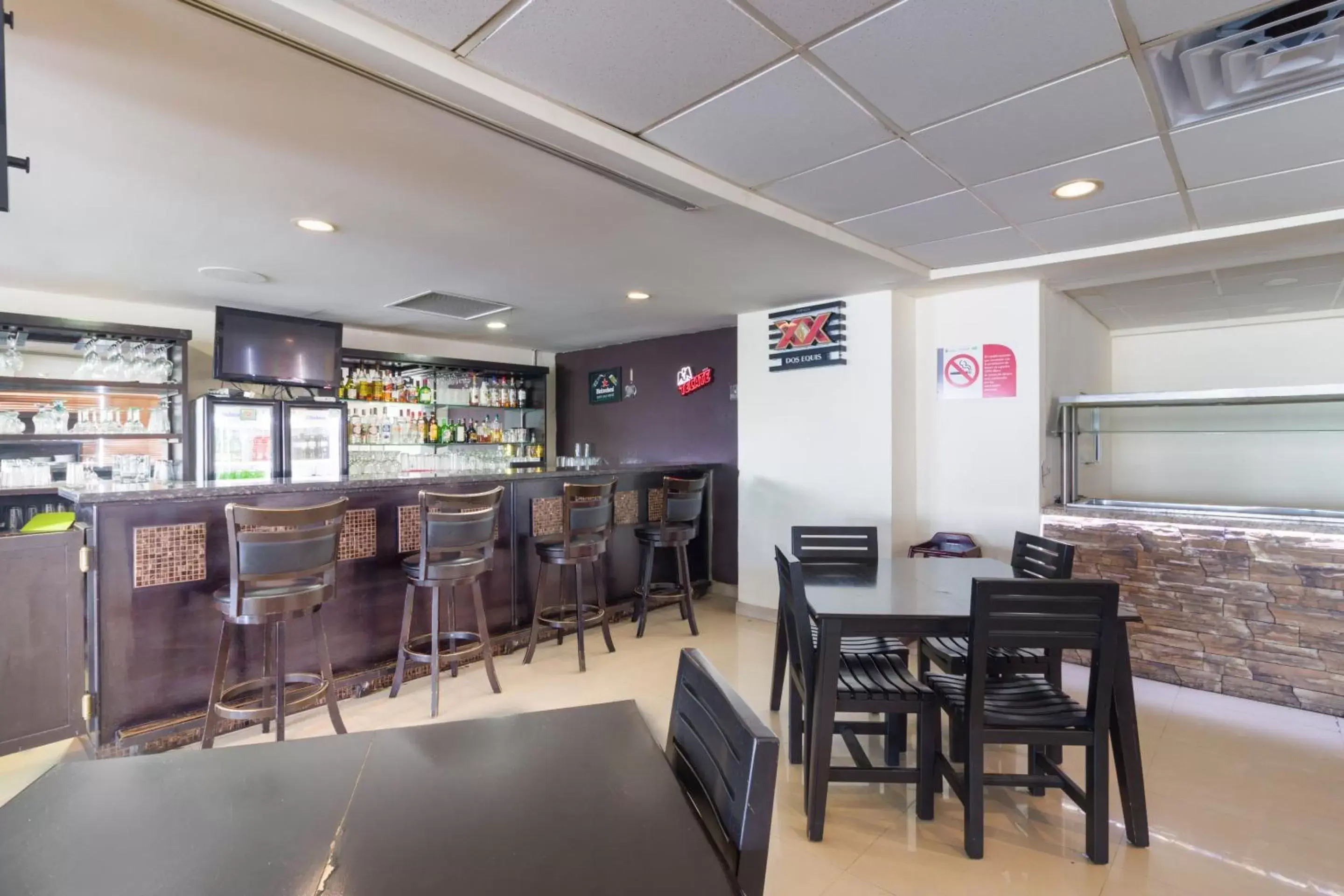 Lounge or bar, Restaurant/Places to Eat in Capital O Hotel Herederos, Piedras Negras