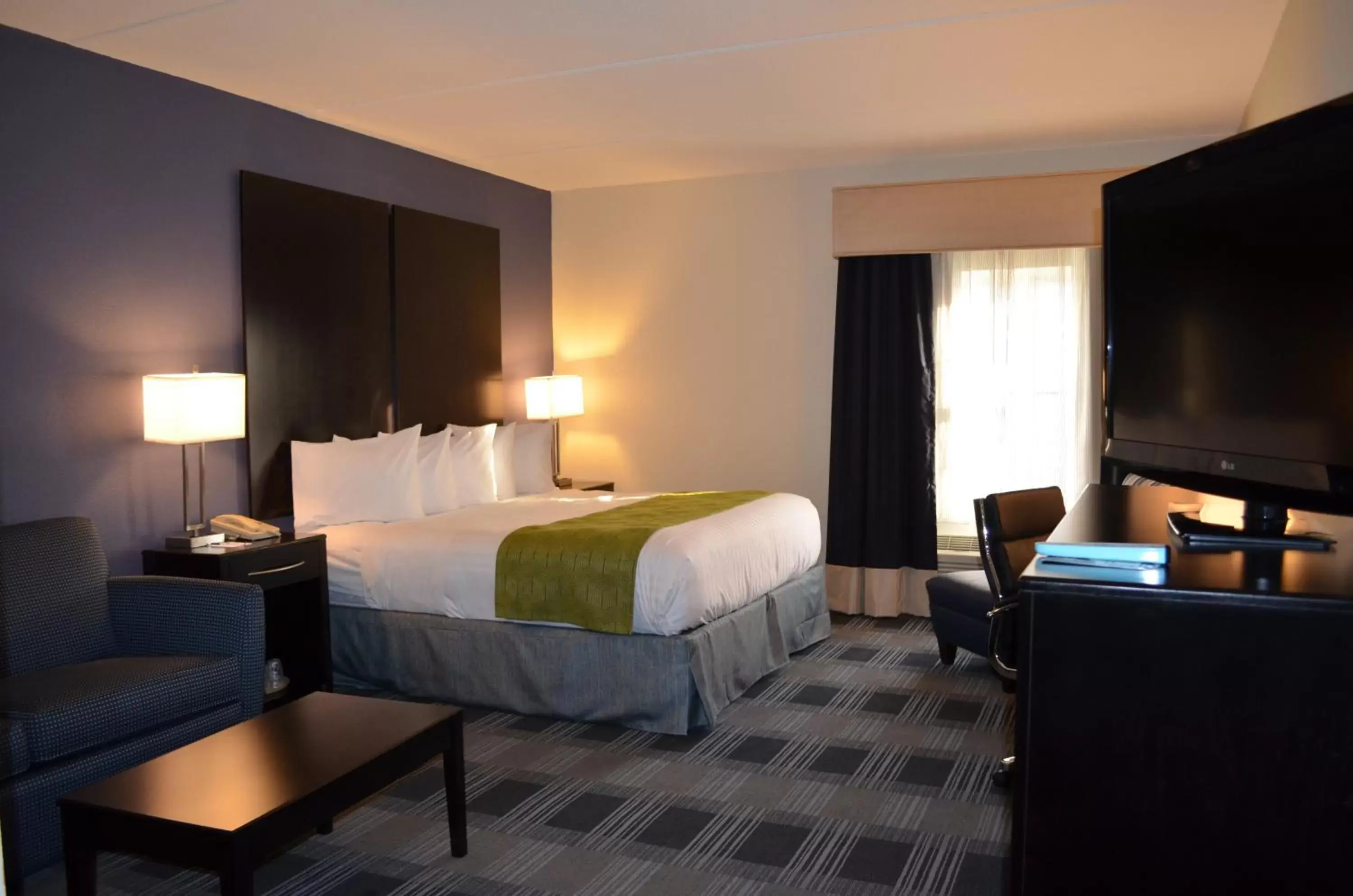 Bed in Best Western Hartford Hotel and Suites