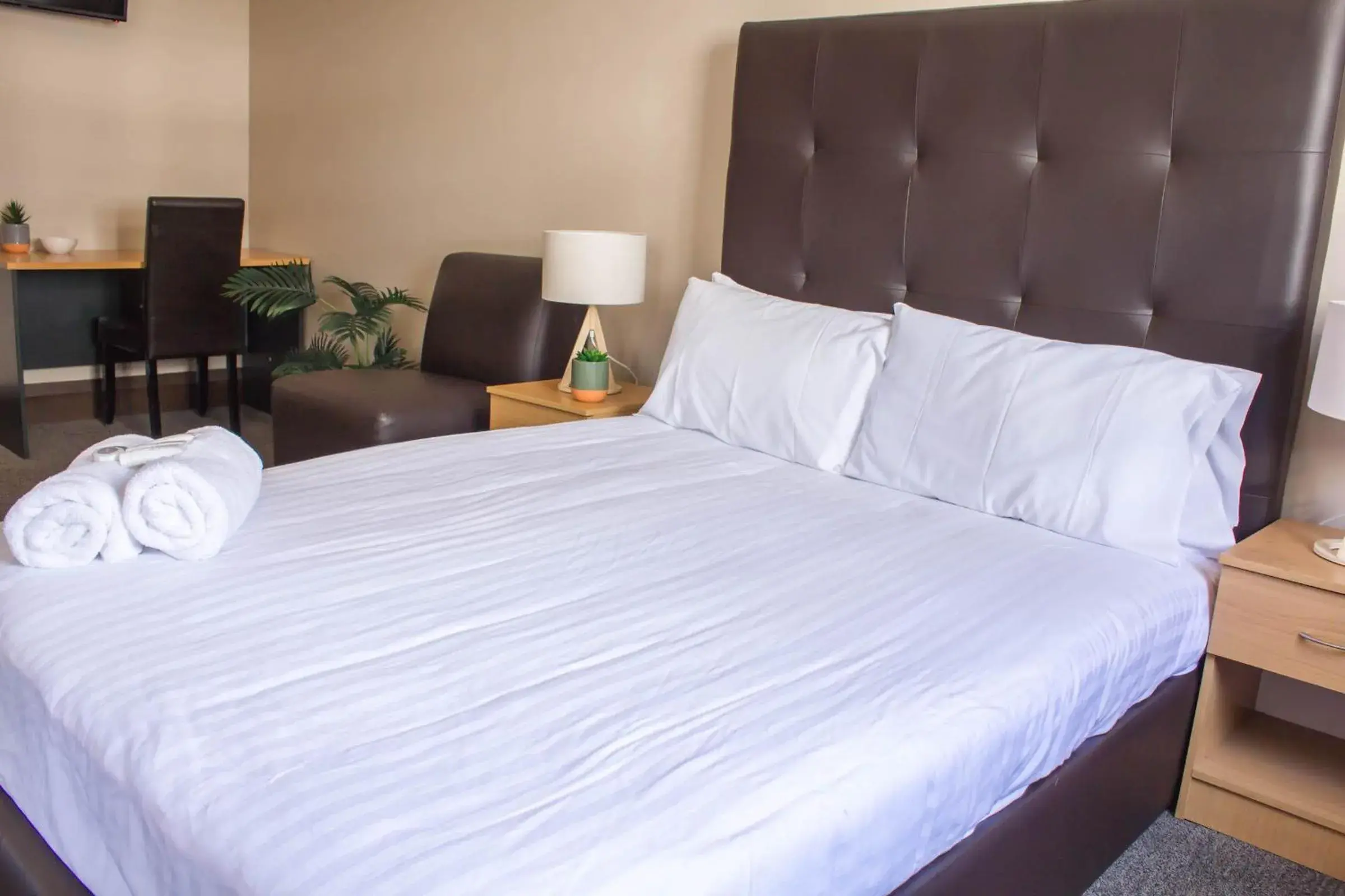 Bedroom, Bed in Campsie Hotel