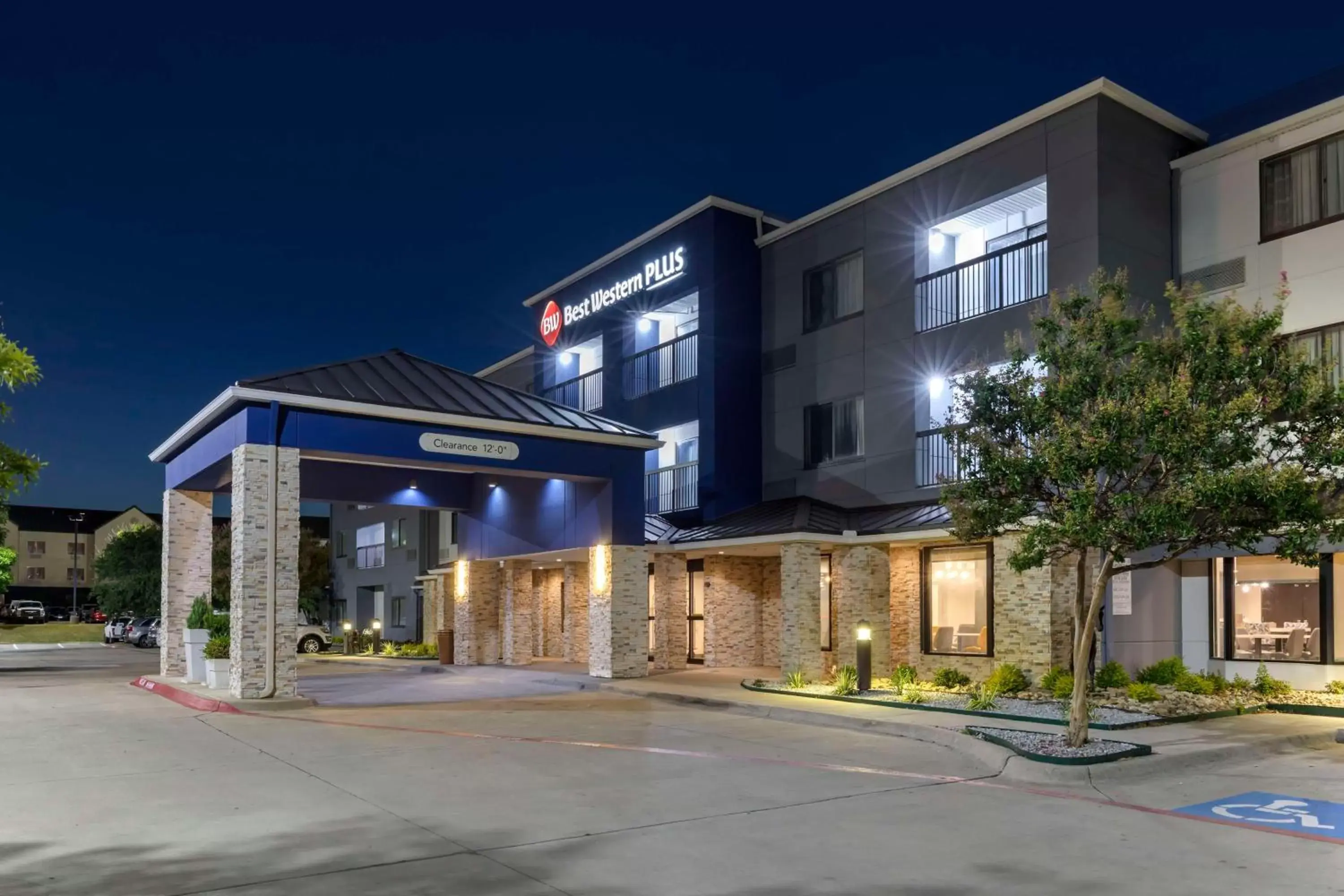 Property building in Best Western Plus Fort Worth North Property building in Best Western Plus Fort Worth North