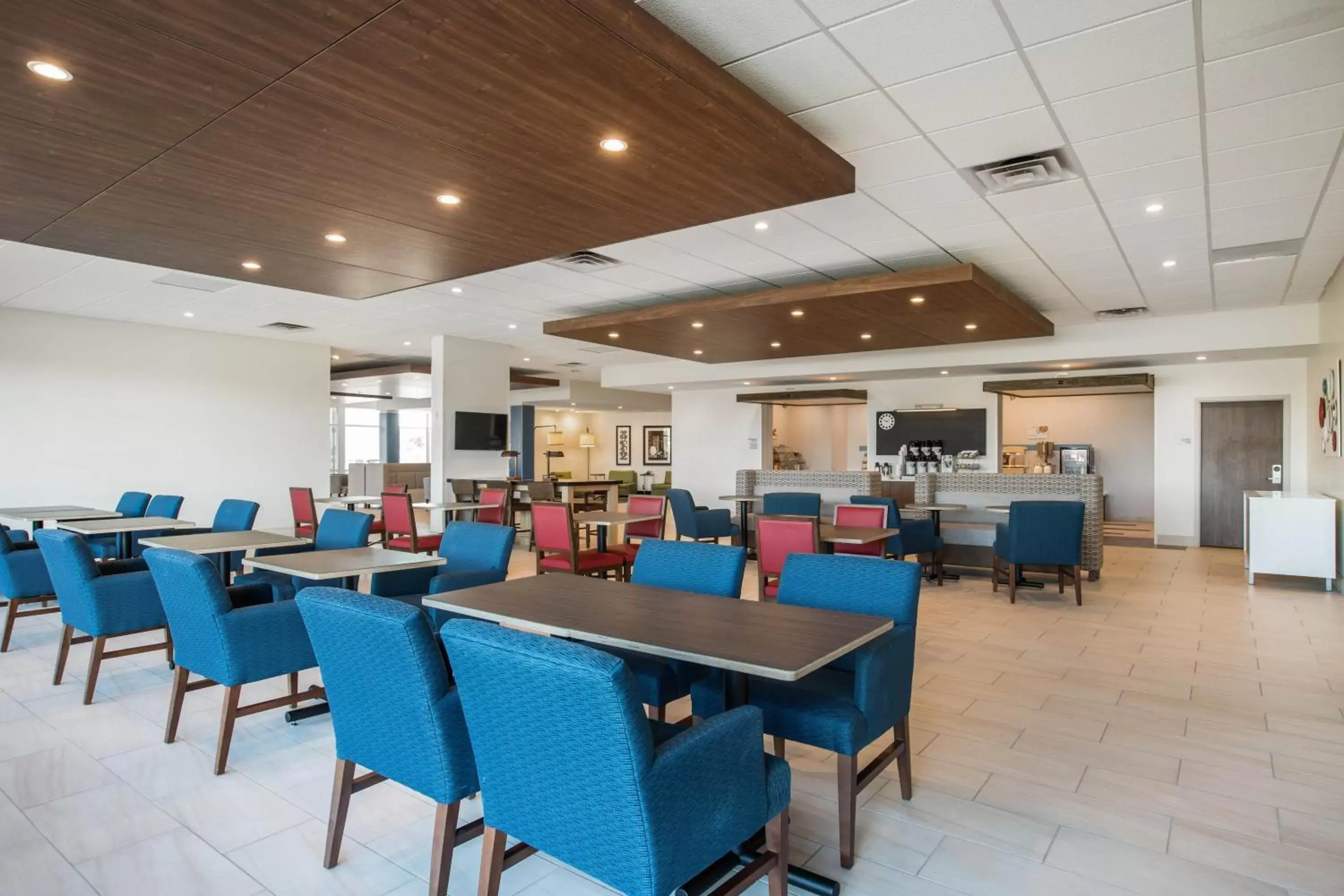 Breakfast, Restaurant/Places to Eat in Holiday Inn Express & Suites Ludington, an IHG Hotel
