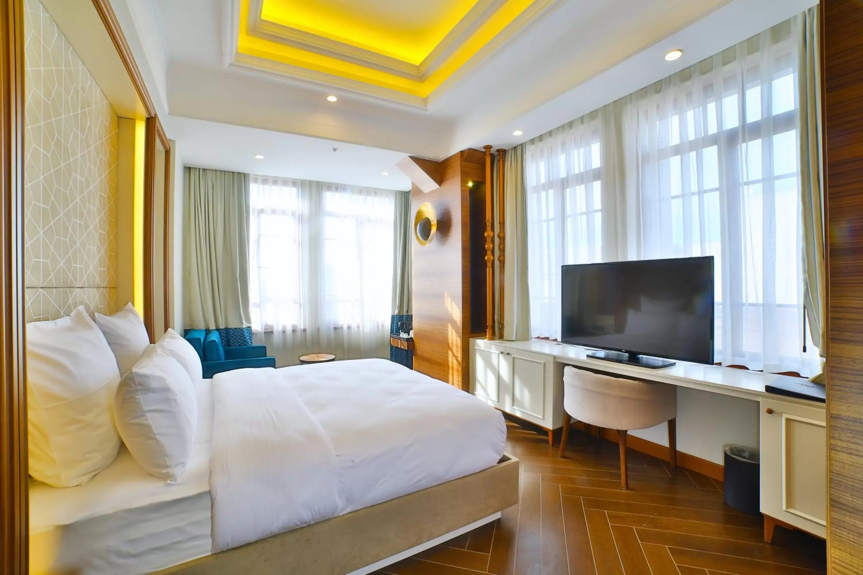 Bed, TV/Entertainment Center in Mercure Istanbul Sirkeci
