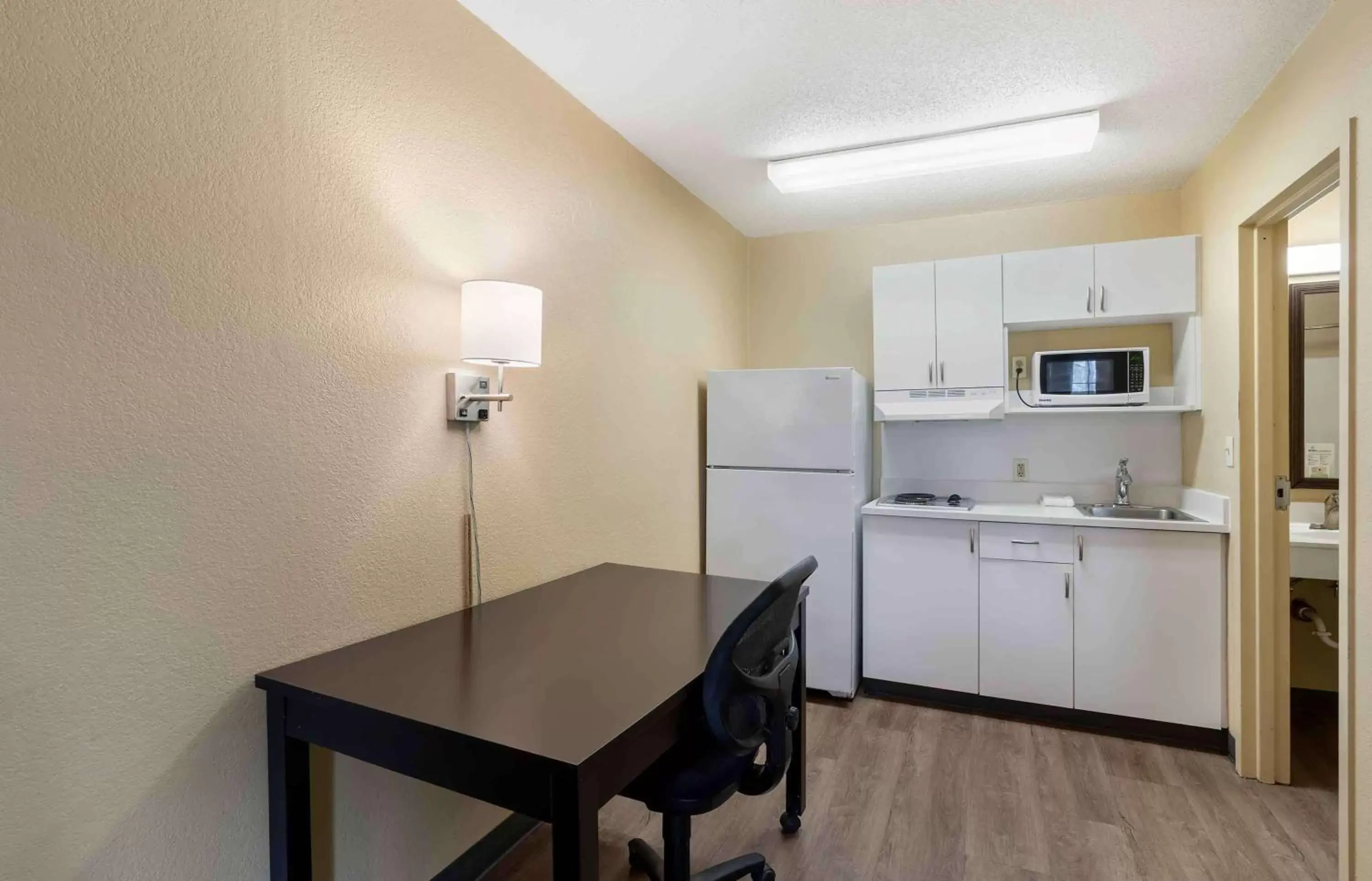 Bedroom, Kitchen/Kitchenette in Extended Stay America Suites - Newport News - Oyster Point