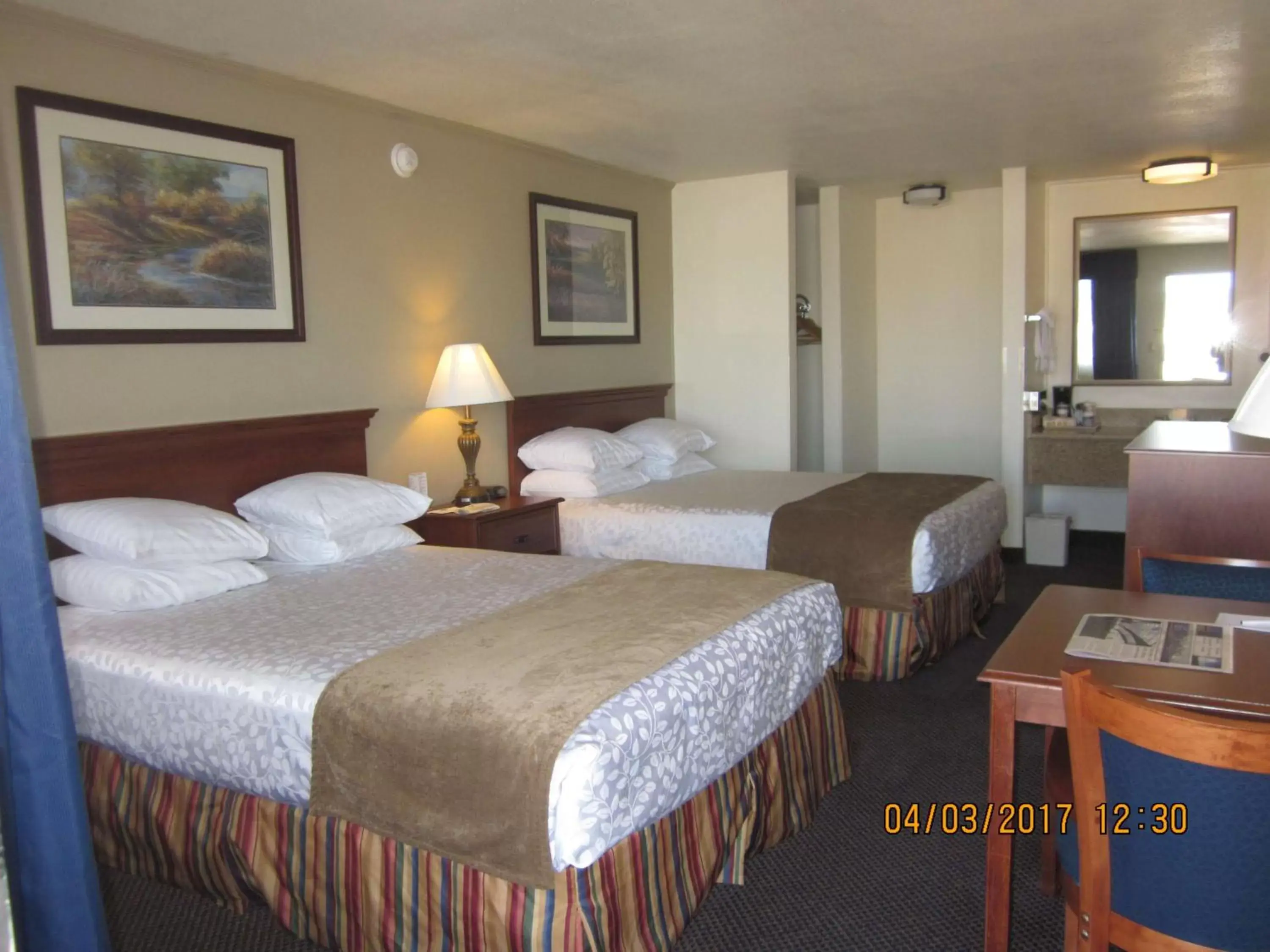 Photo of the whole room, Bed in Trailside Inn