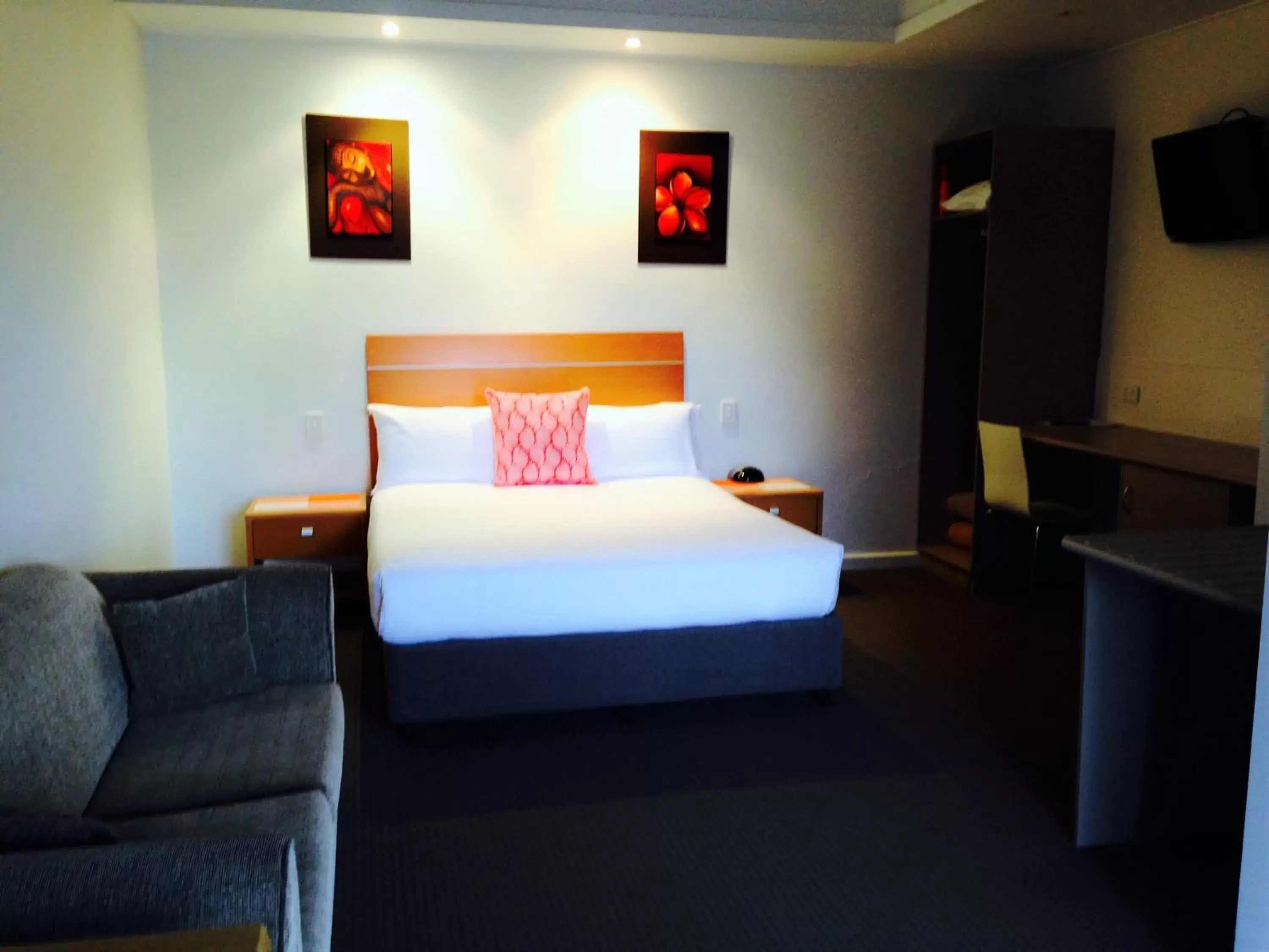 Bed in Burkes Hotel Motel