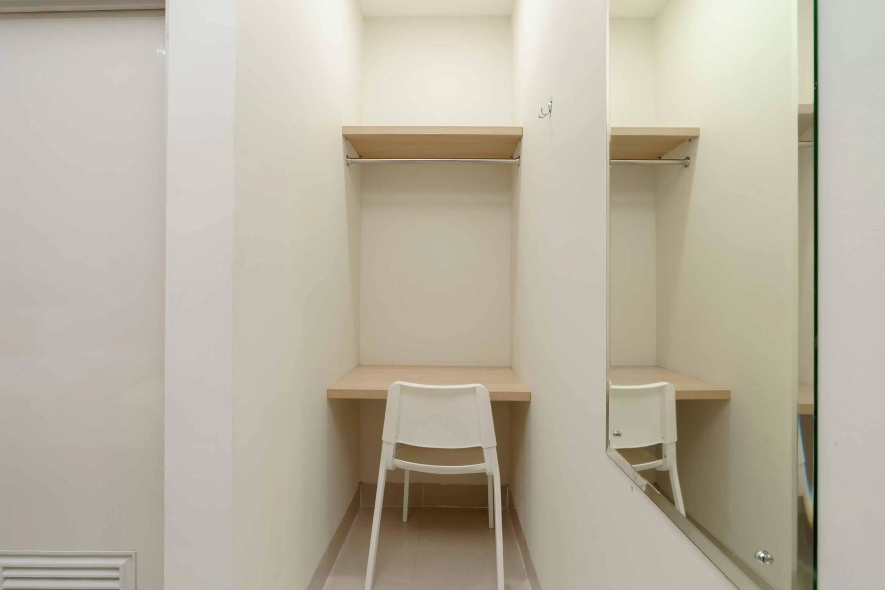 RedDoorz Plus near Eka Hospital BSD 5