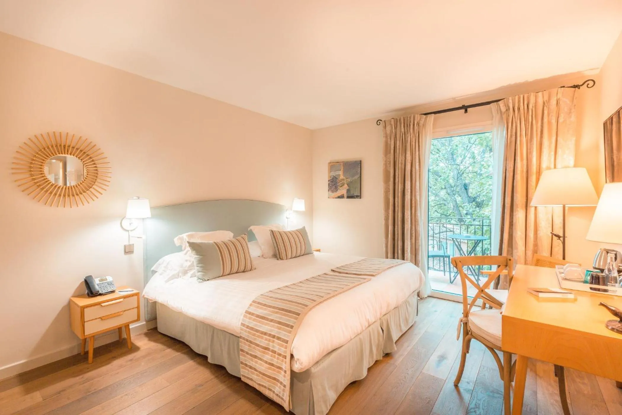 Bed in Hotel****Spa & Restaurant Cantemerle