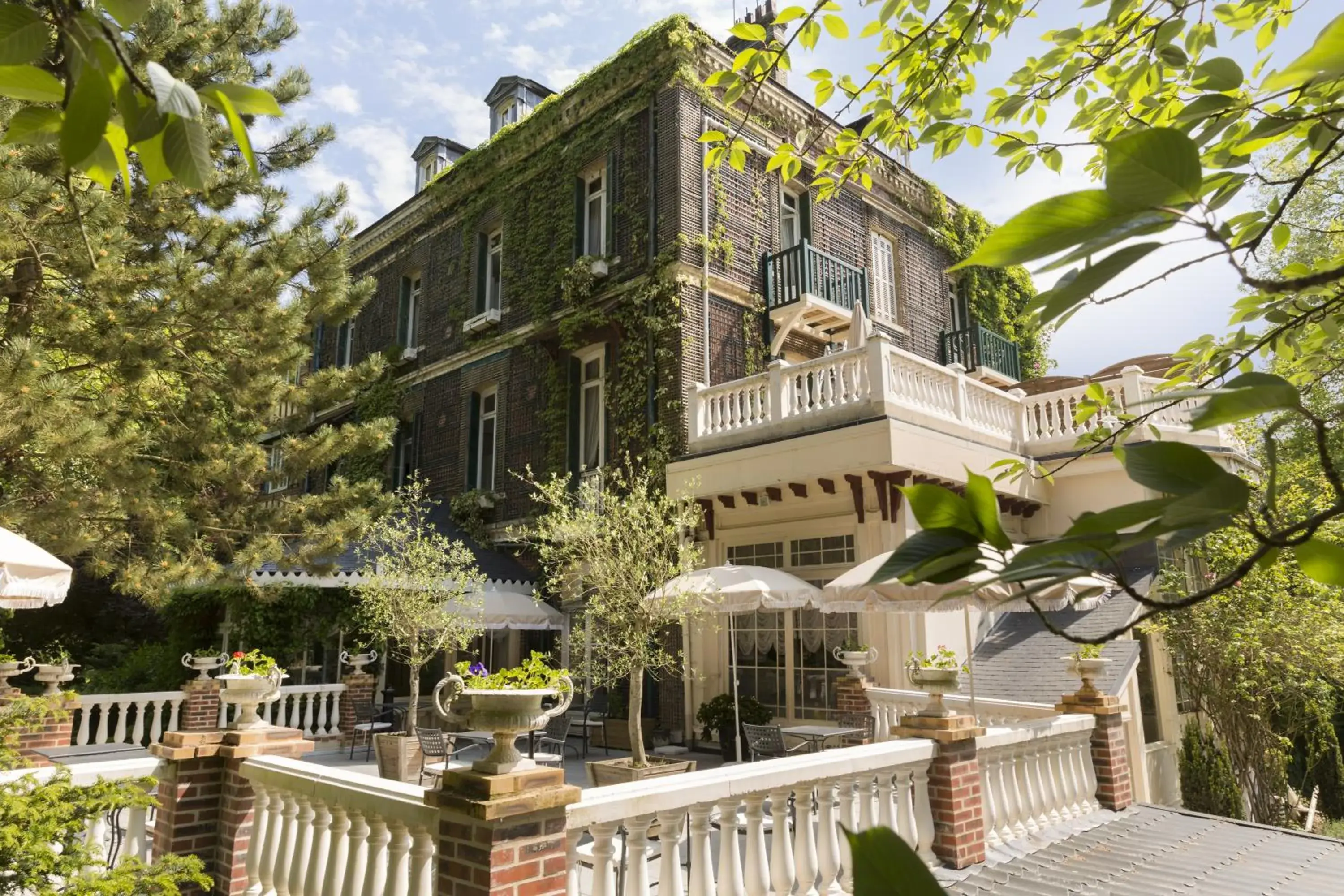 Facade/entrance, Property Building in Hotel Belle Isle Sur Risle