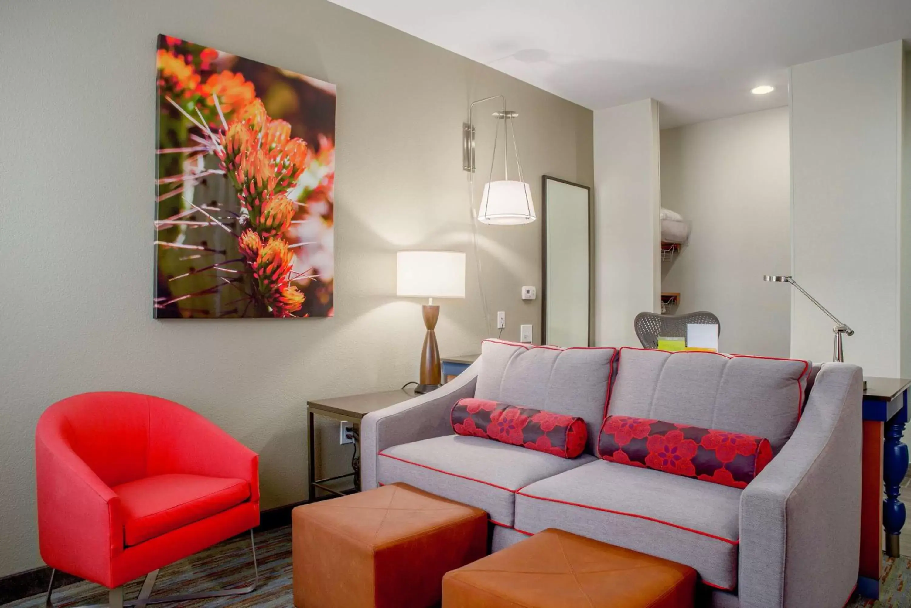 Living room, Seating Area in Hilton Garden Inn Phoenix Airport