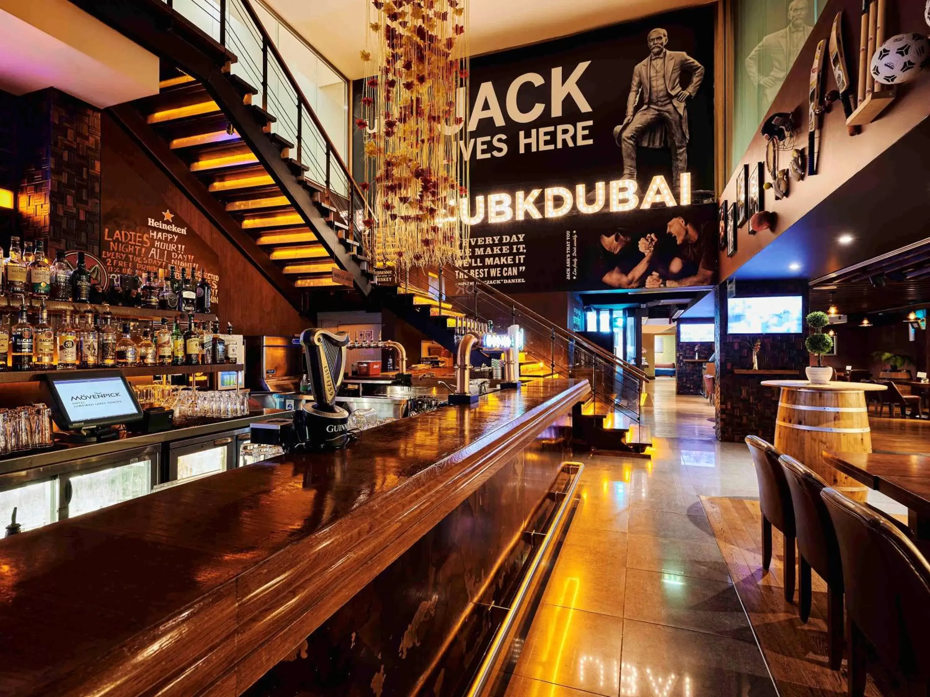 Restaurant/places to eat in Mövenpick Hotel Jumeirah Lakes Towers Dubai