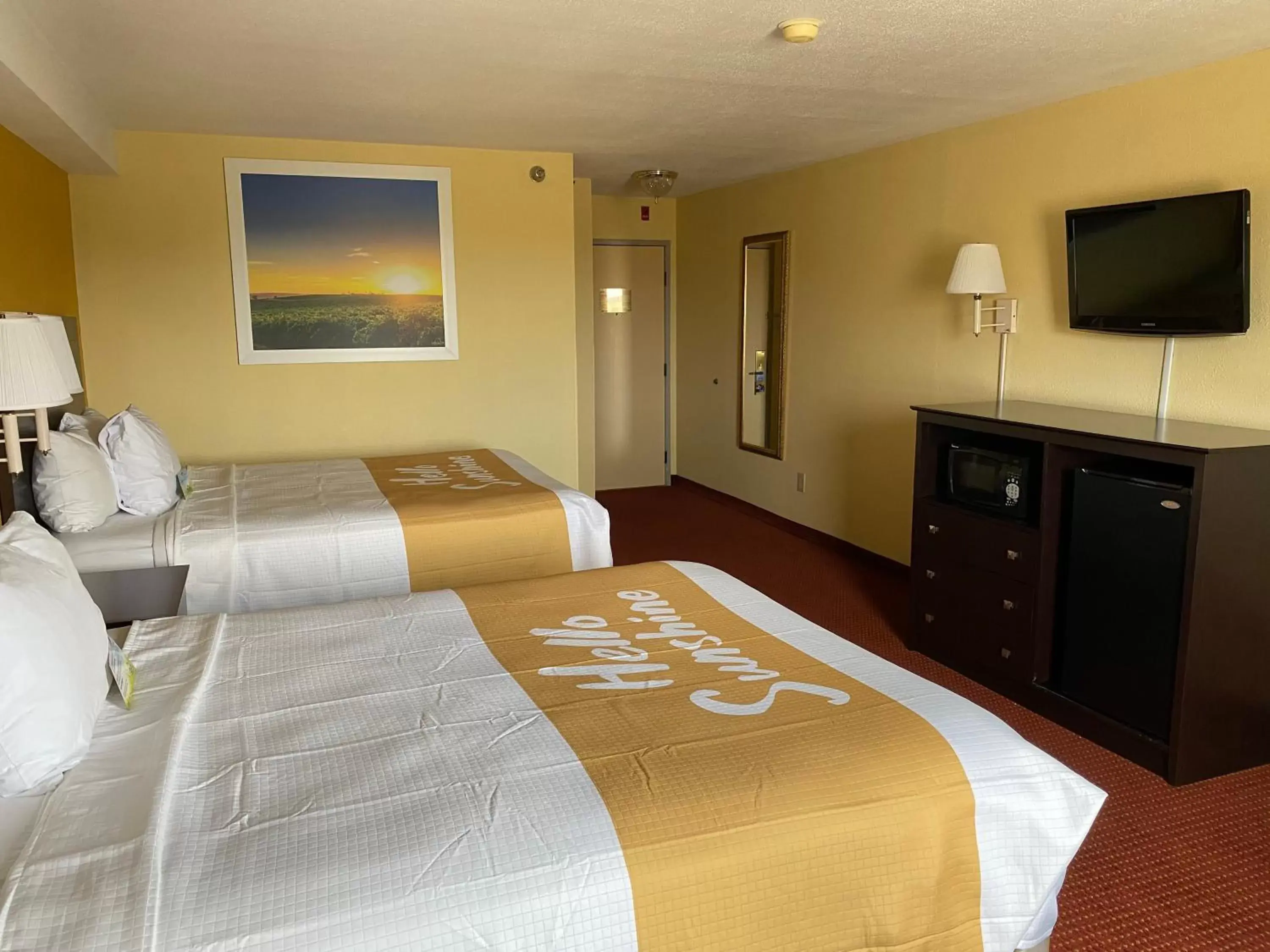 Bed in Days Inn & Suites by Wyndham Des Moines Airport