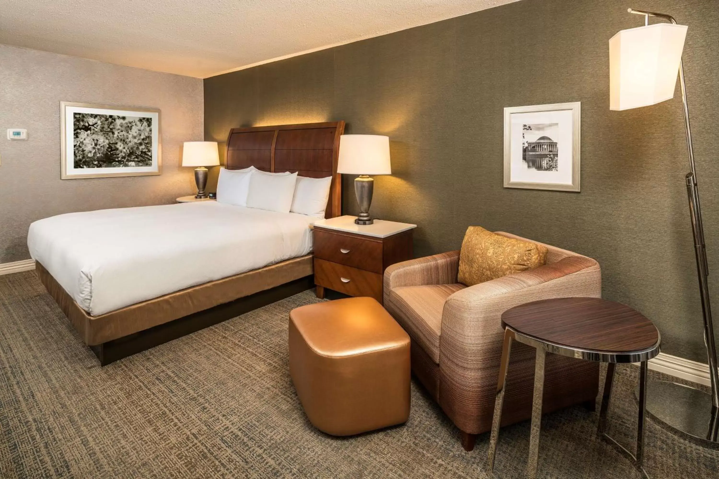 Bed in Hilton Washington DC/Rockville Hotel & Executive Meeting Center