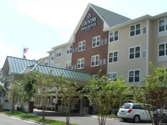 Property Building in Country Inn & Suites by Radisson, Wilmington, NC