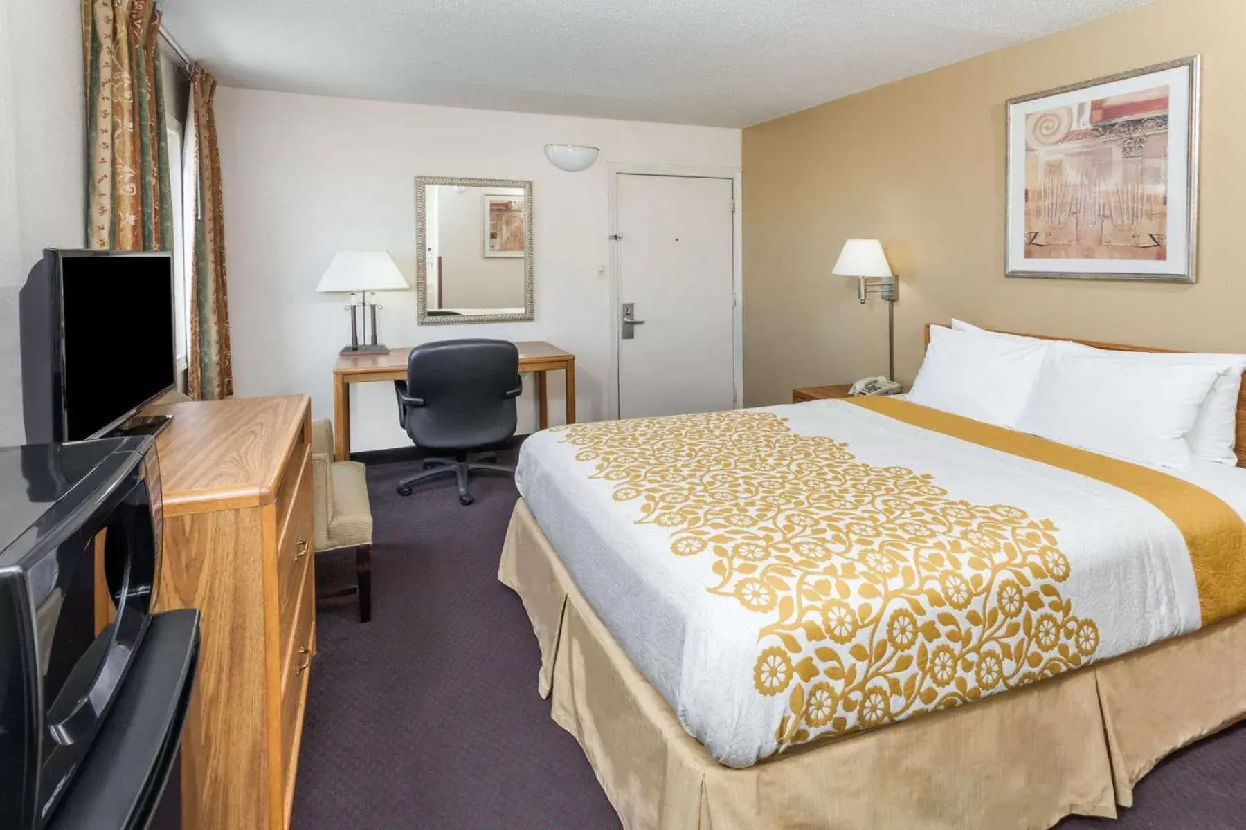 TV and multimedia in Days Inn by Wyndham Fort Wayne